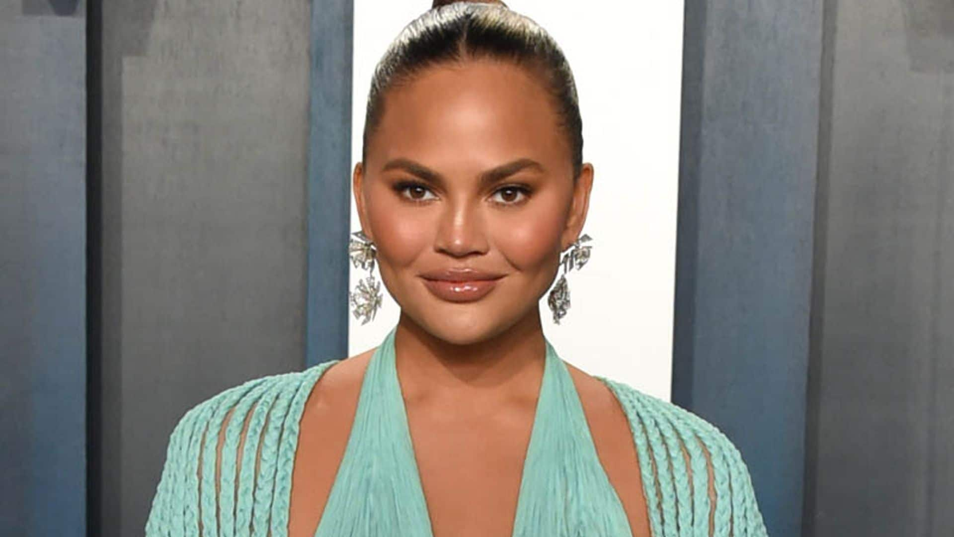 ¡Por fin! Chrissy Teigen revela el truco de Hollywood para que la nariz parezca más pequeña