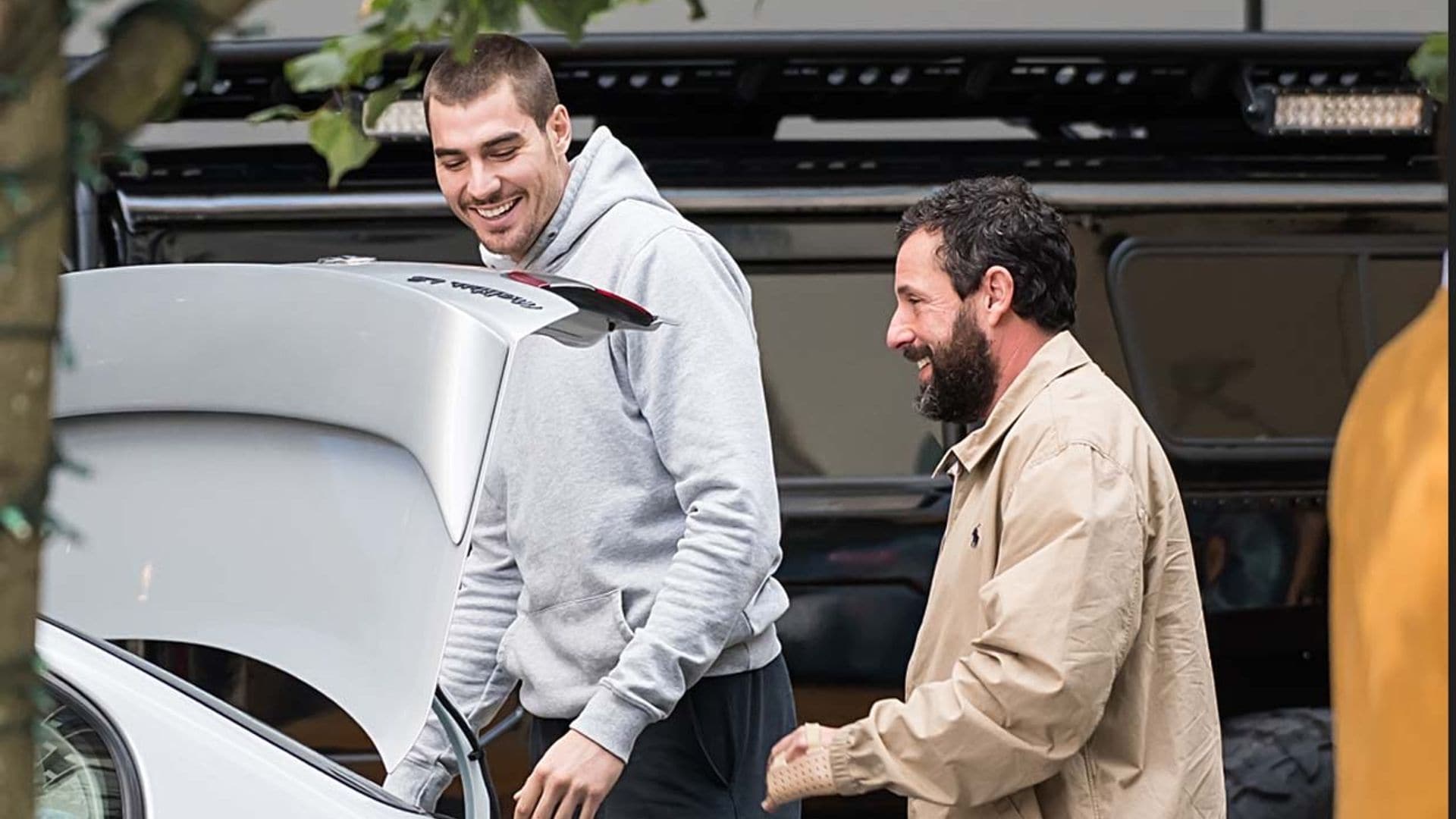 Adam Sandler felicita a Juancho Hernangómez, campeón del Eurobasket, tras haber compartido set de rodaje