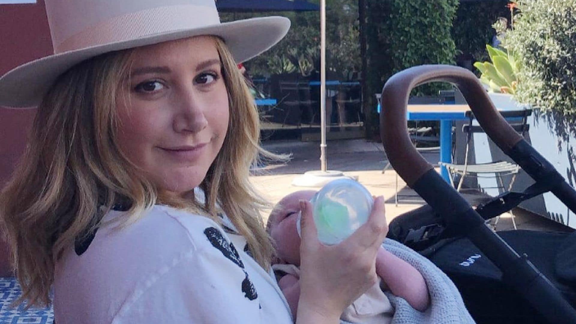 Ashley Tisdale ('High School Musical') presenta a su hija Jupiter