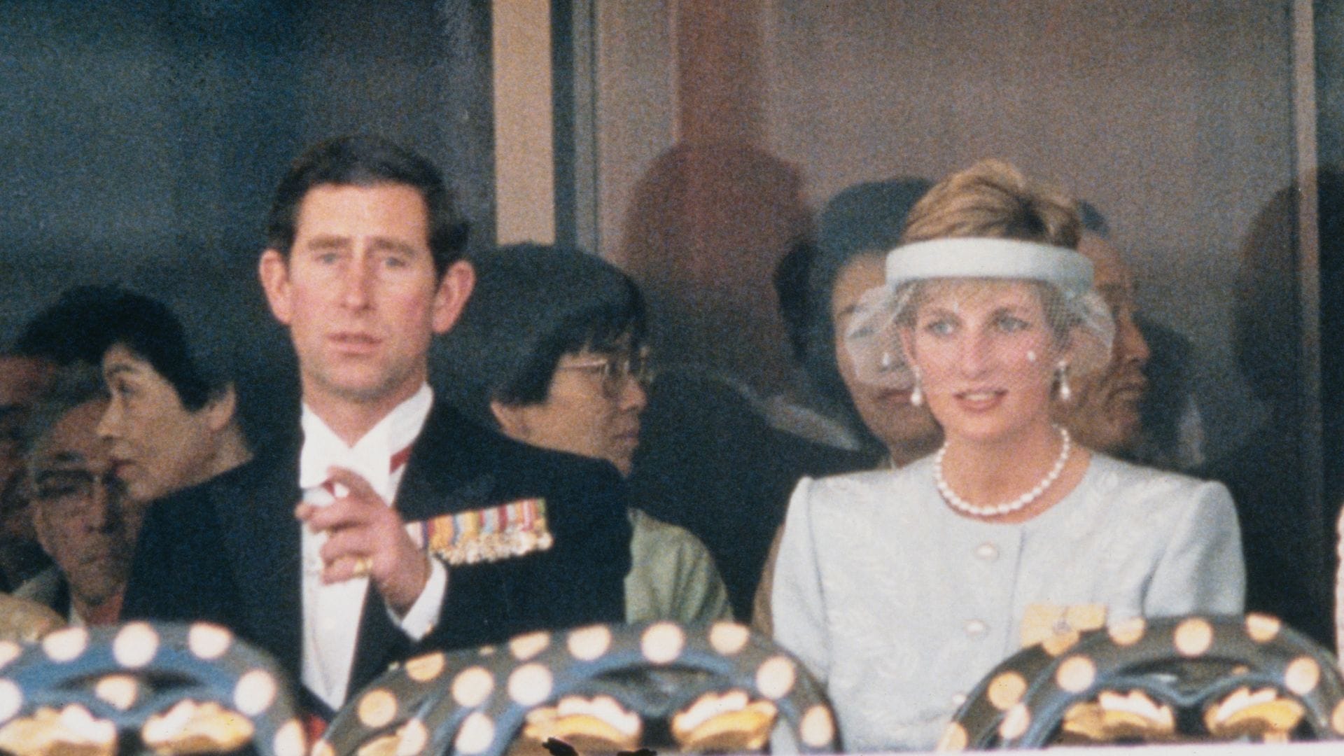 Carlos y Diana, como príncipes de Gales, durante la Entronización de Akihito (padre del actual emperador ) en Tokio el 12 de noviembre de 1990