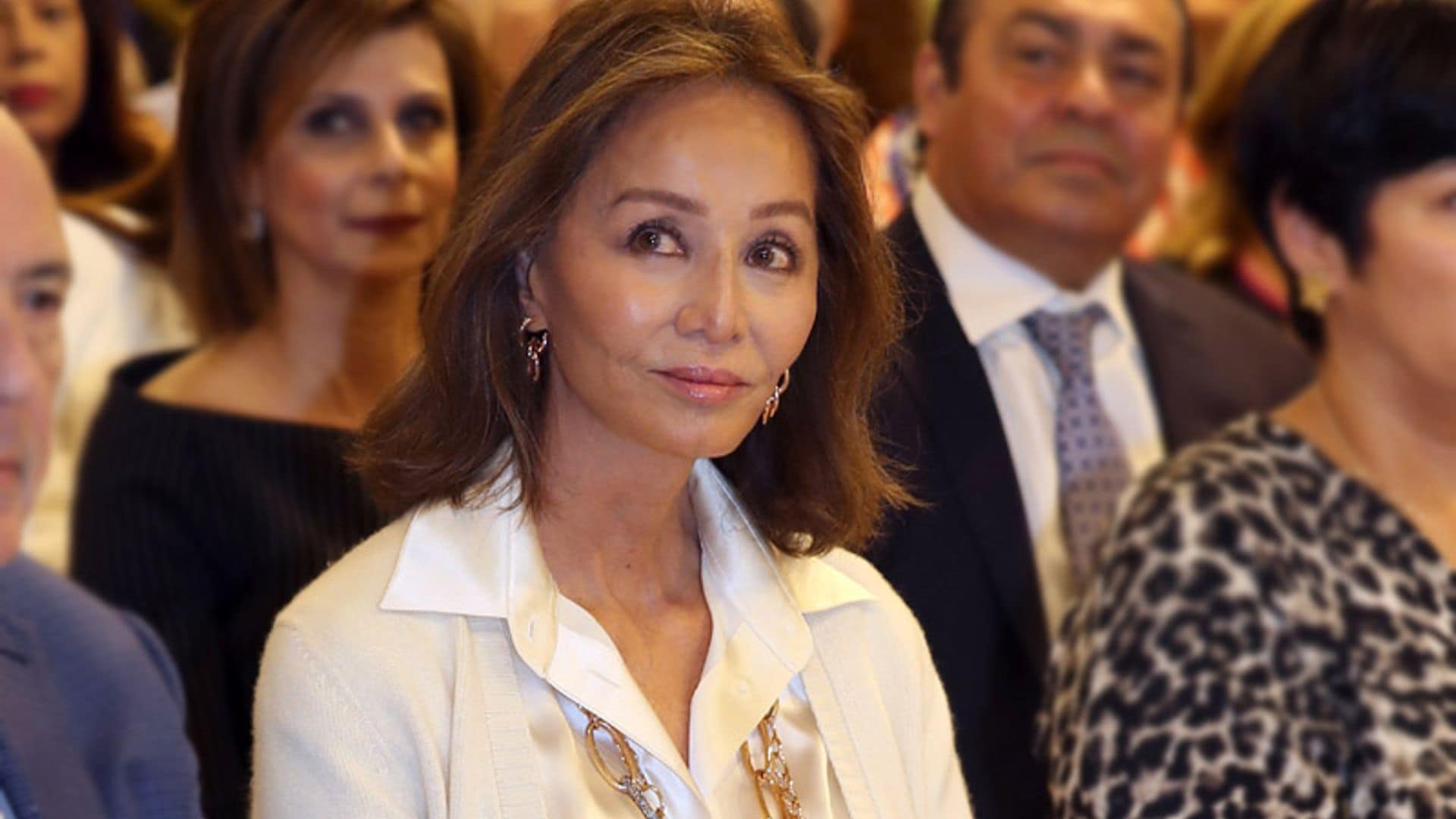 Isabel Preysler sucumbe al look más poderoso de reinas y primeras damas