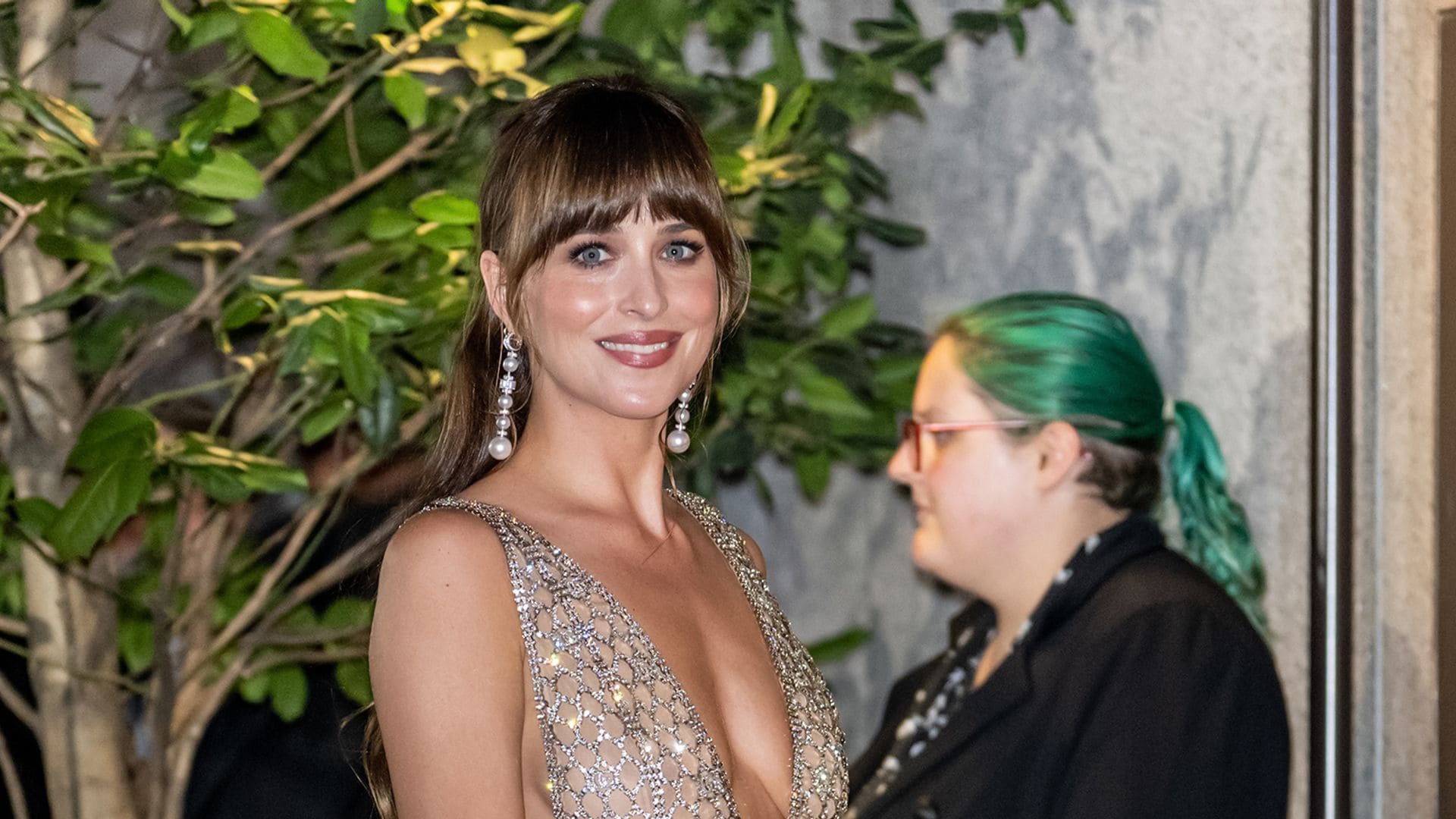 Dakota Johnson rescata su truco secreto para llevar escotes joya en una fiesta en Nueva York