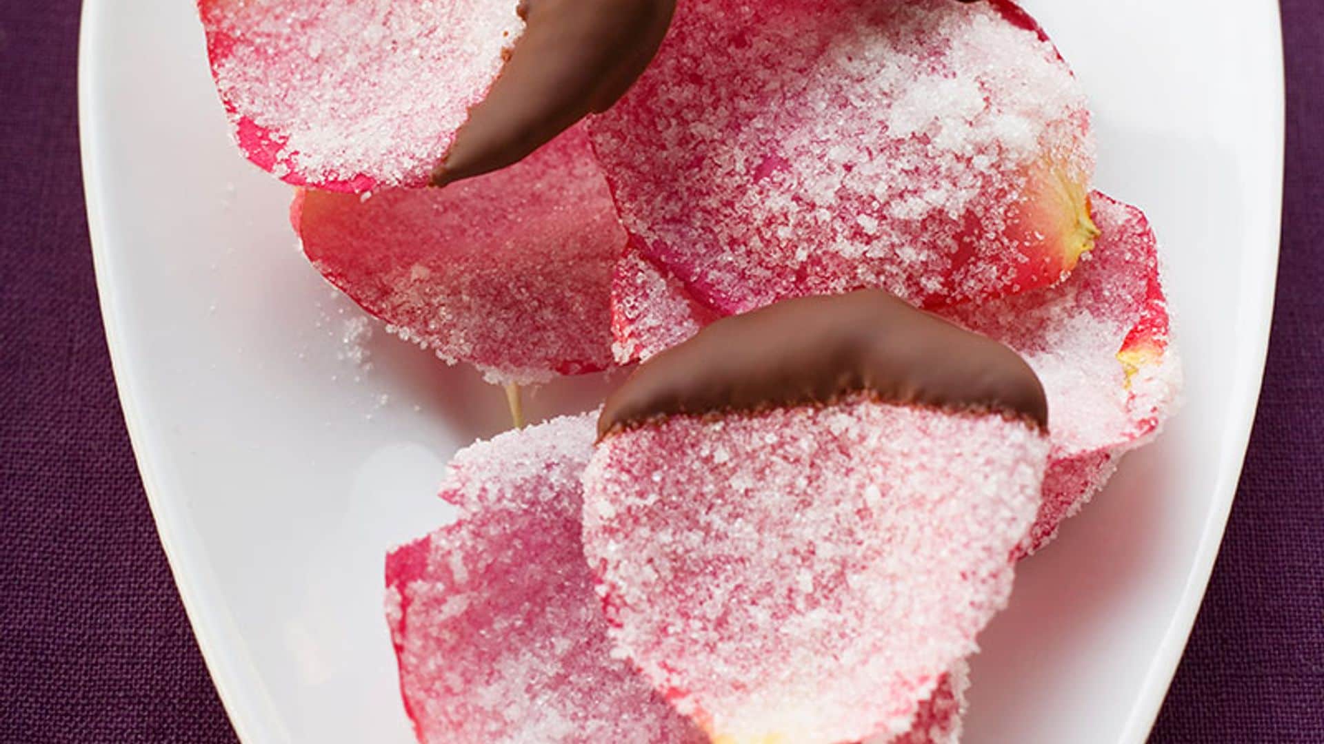 Pétalos de rosa con azúcar y chocolate