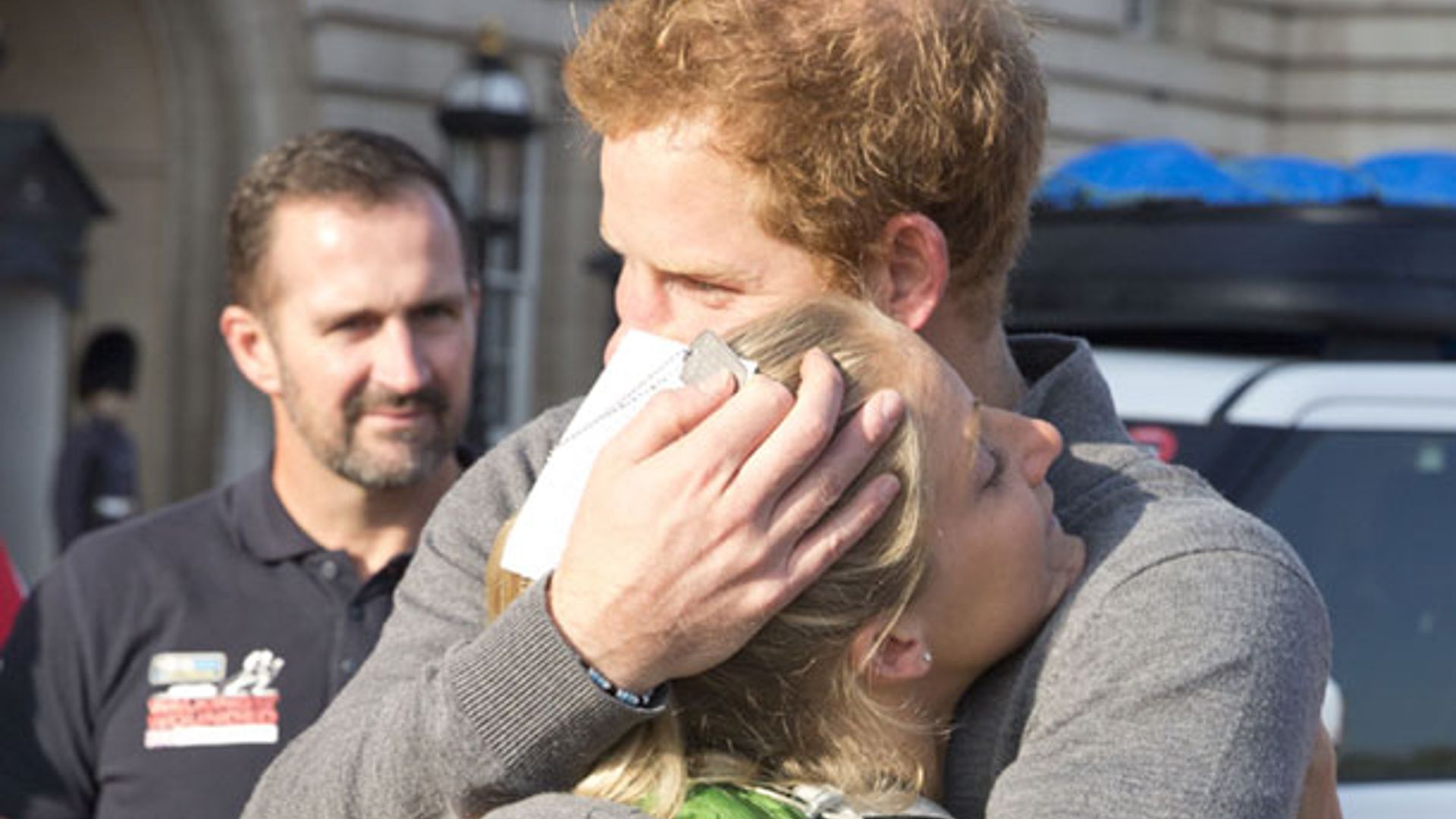 La emoción supera al príncipe Harry durante su encuentro con una soldado