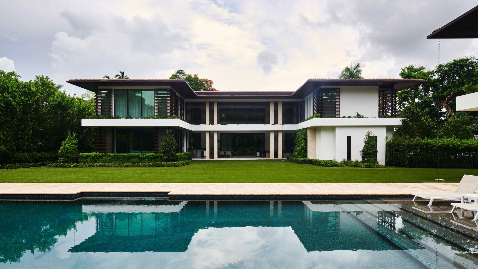 Una casa familiar de nueva construcción y estilo contemporáneo en Miami