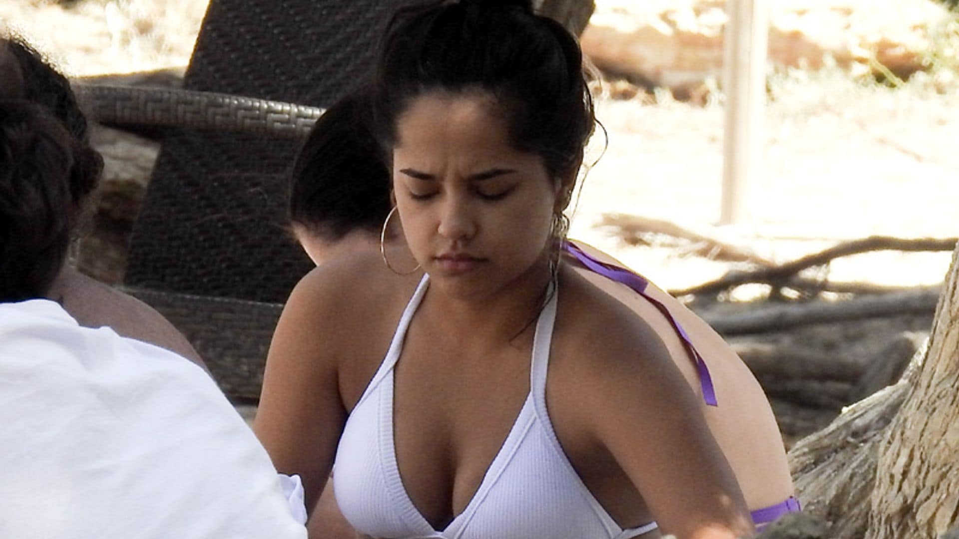 EXCLUSIVA: Becky G, más natural que nunca, disfruta de la playa en su viaje exprés a Ibiza