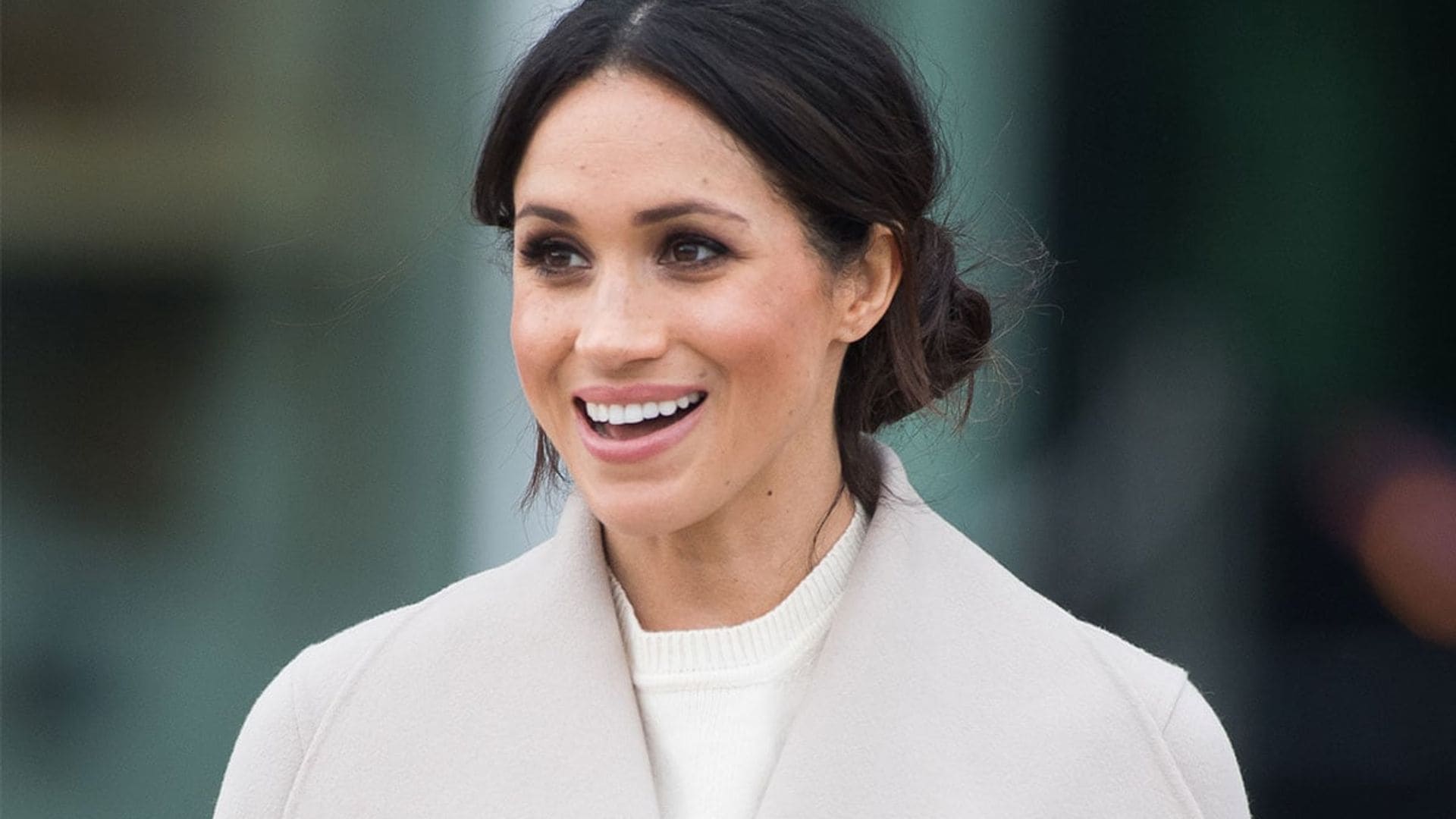 El glamuroso abrigo capa de Meghan que se ha vuelto una sensación