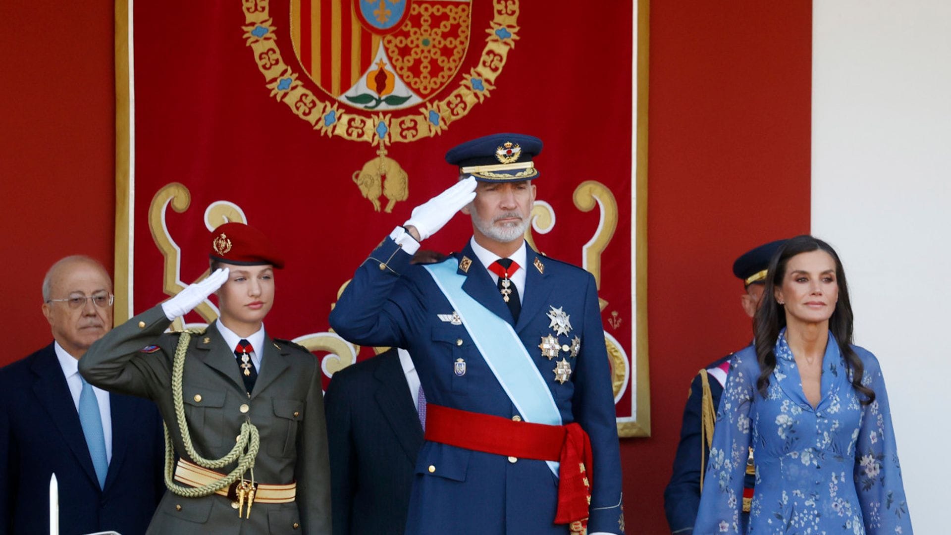 Los reyes Felipe y Letizia presiden el desfile militar del 12 de octubre en Madrid junto a la princesa Leonor