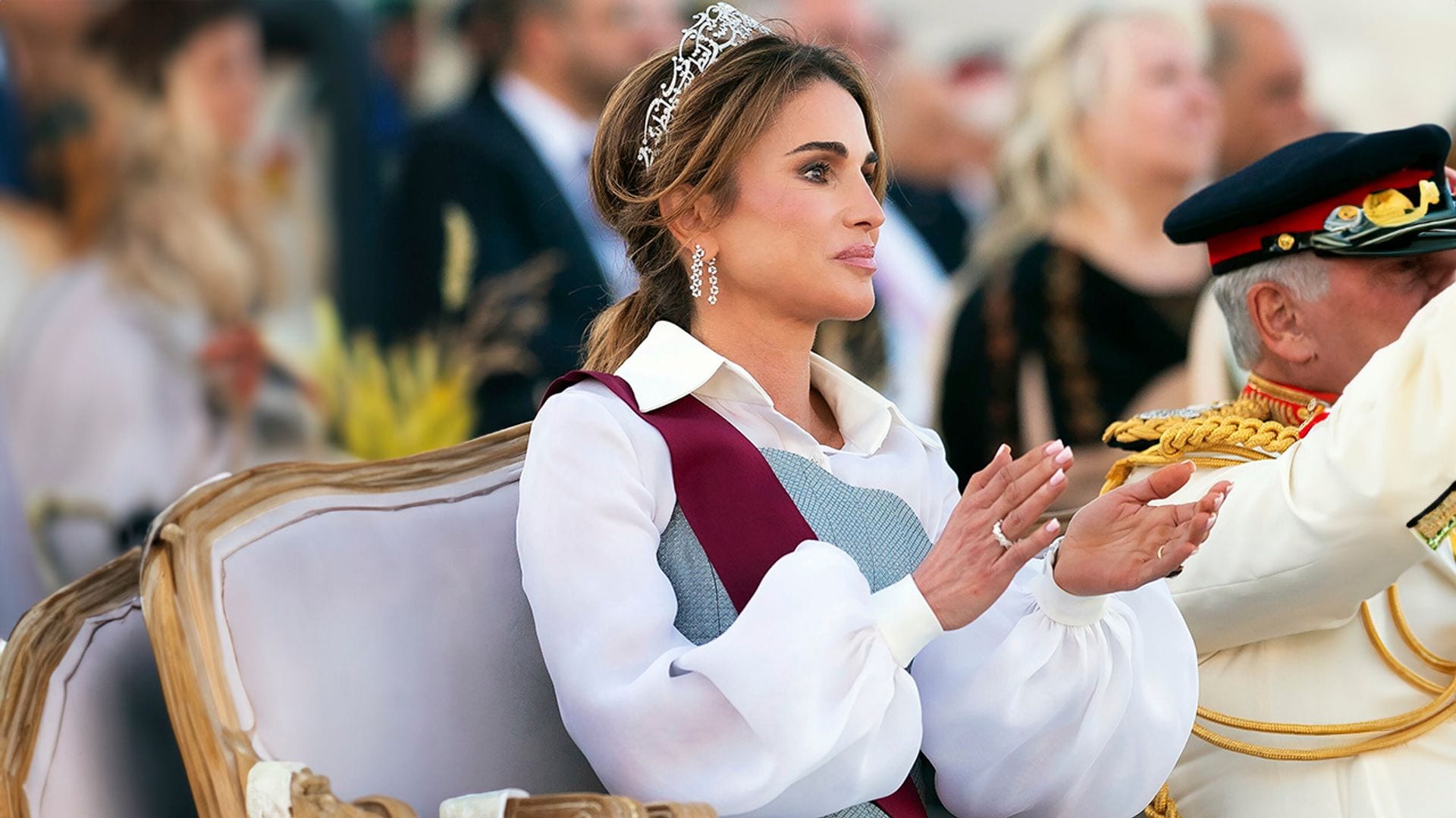 El espectacular look de Rania para celebrar sus 25 años como reina: tiara y un vestido camisero con corsé