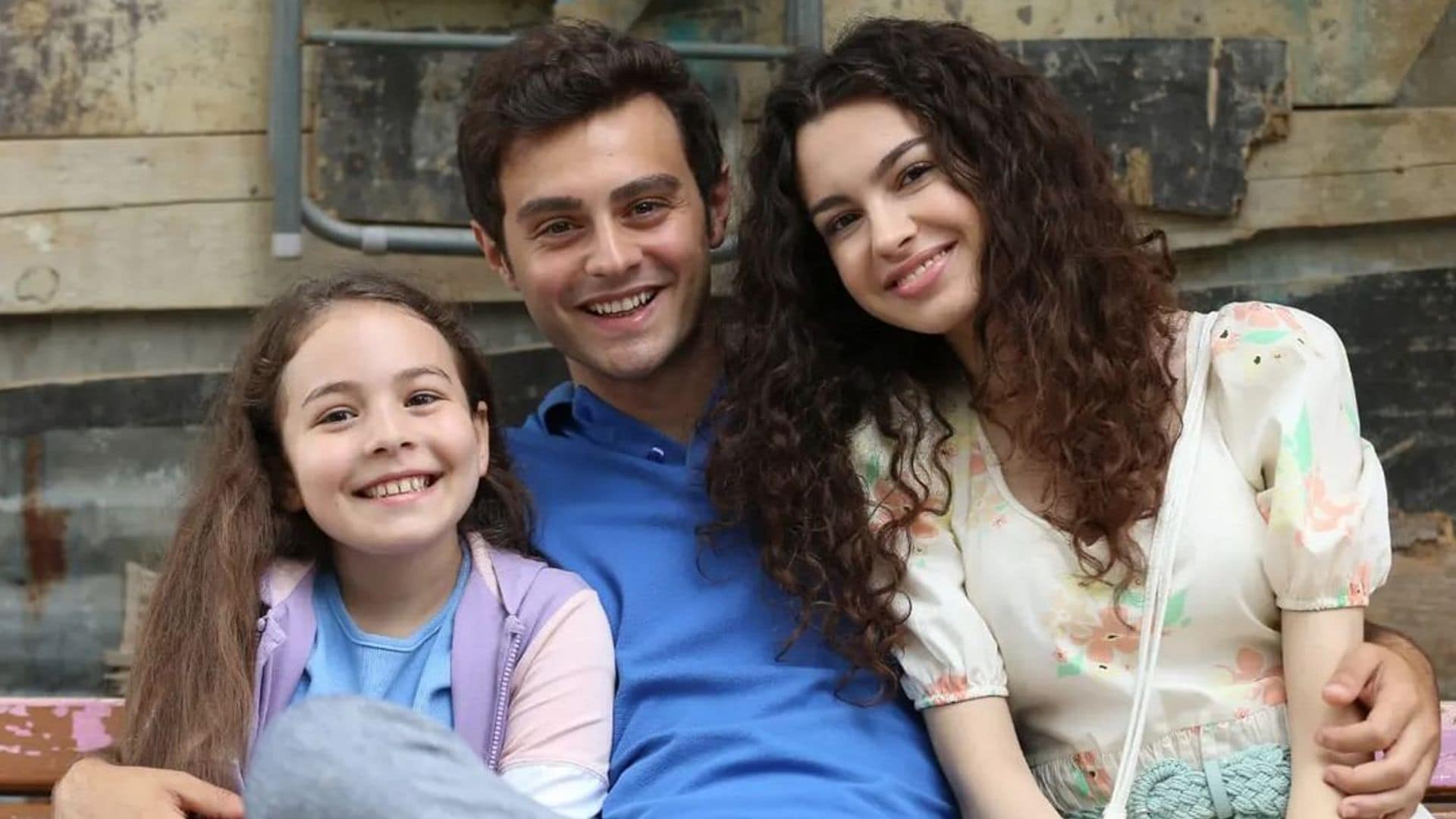 Yiğit Koçak, Su Burcu Yazgı Coşkun y Aylin Akpınar, dan vida a Ömer, Asiye y Emel en 'Hermanos'