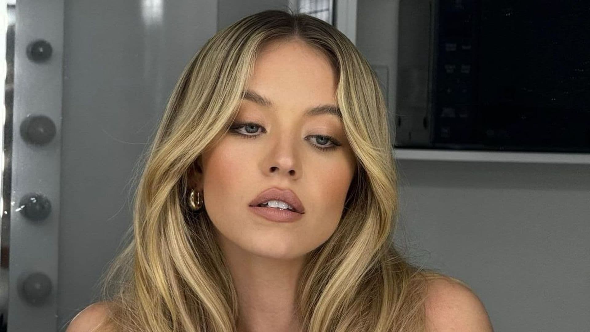 Solo necesitas 3 productos (y estos trucos fáciles) para conseguir el maquillaje de playa natural de Sydney Sweeney