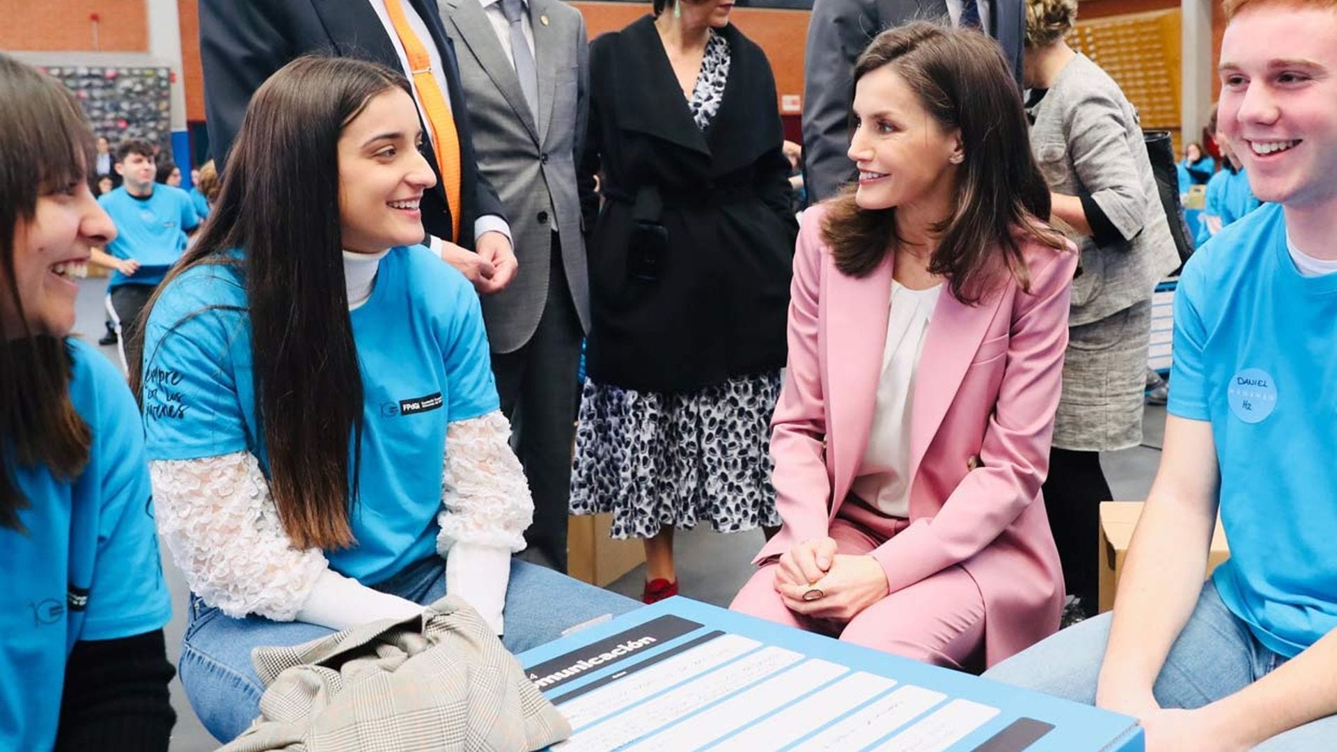 La Reina vuelve a reunirse con jóvenes en un acto de la fundación de la princesa Leonor