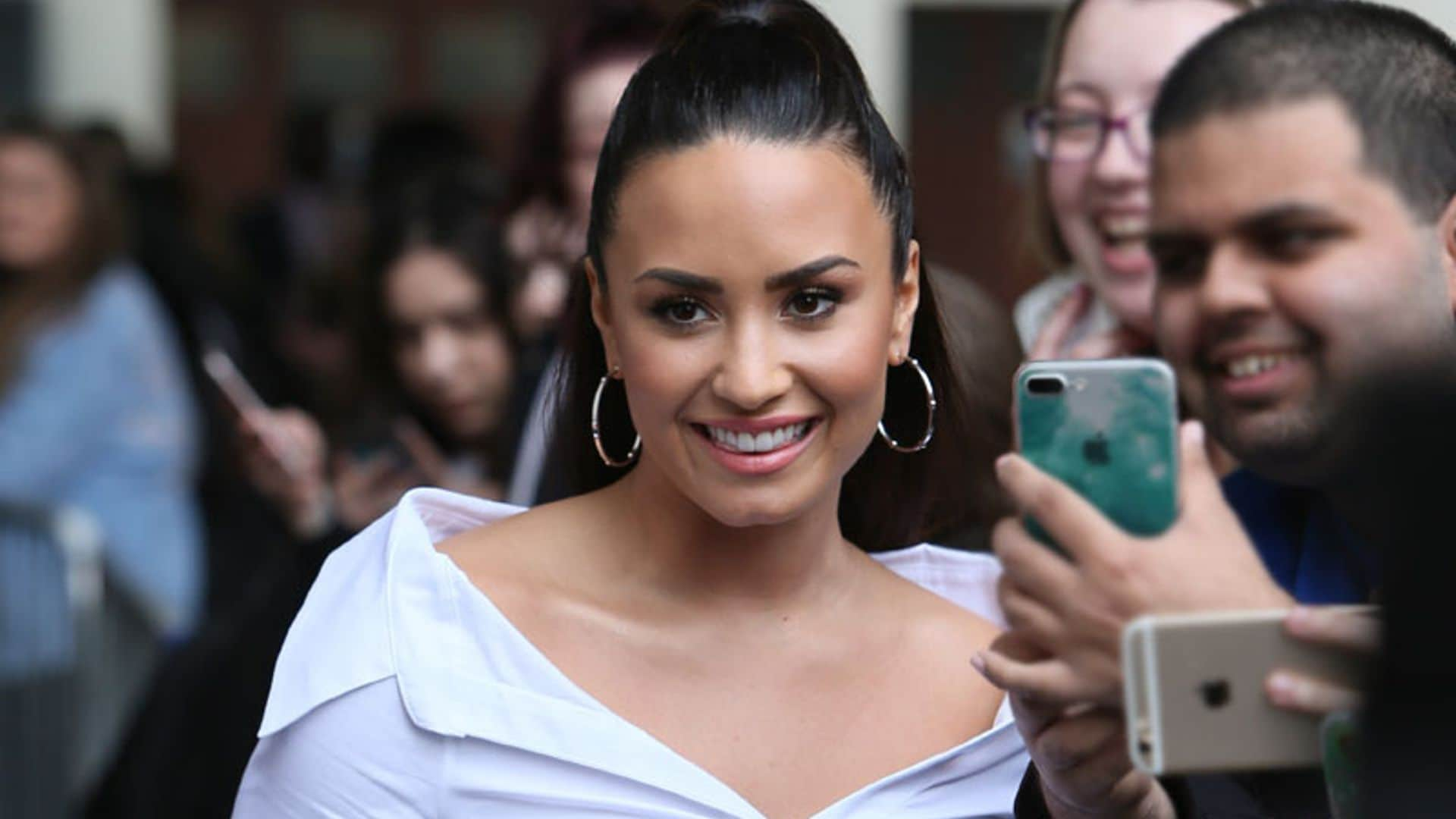 Demi Lovato, de cena y con muy buen aspecto fuera de la clínica de rehabilitación