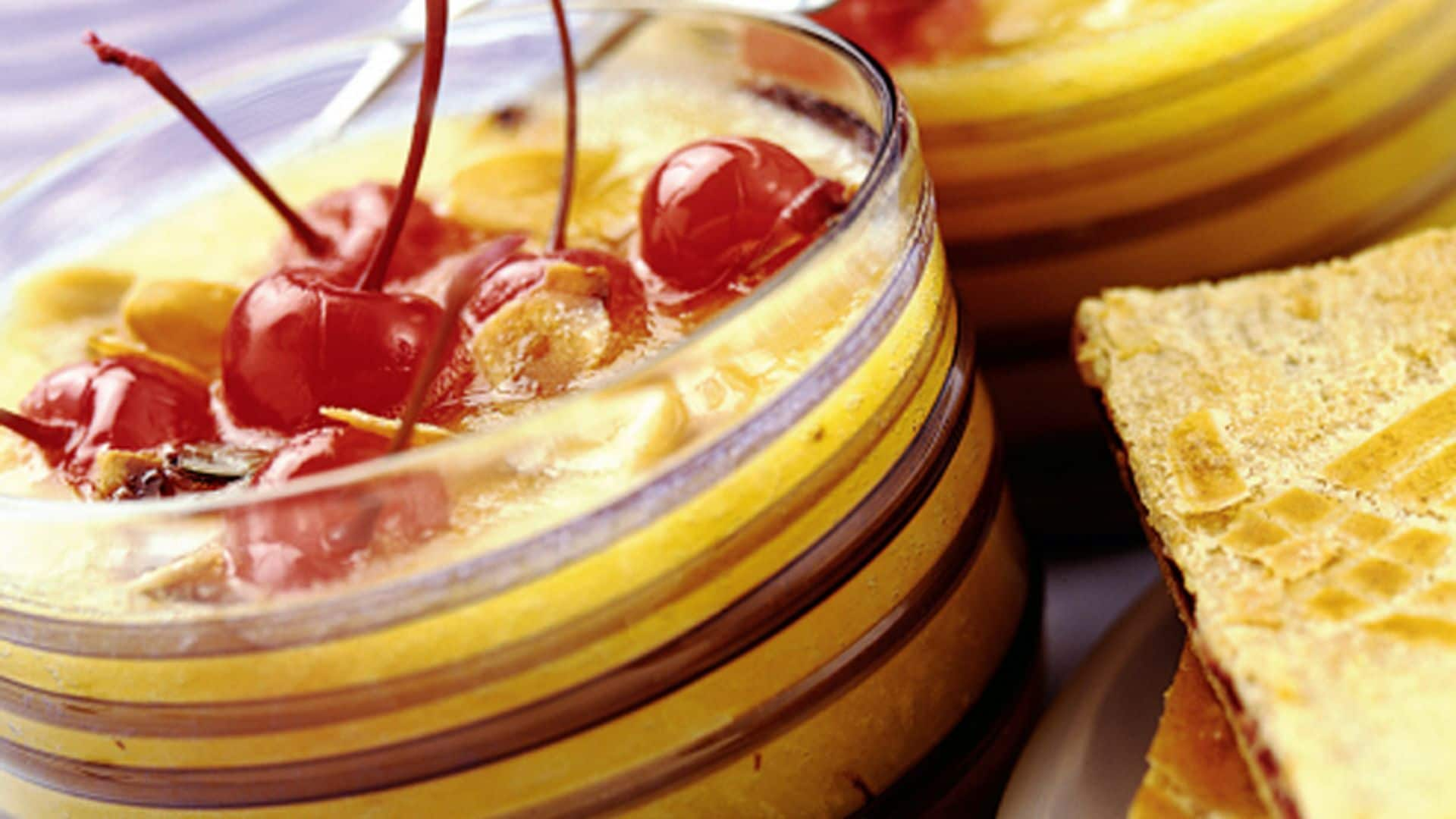 Vasito de mango con cerezas al marrasquino