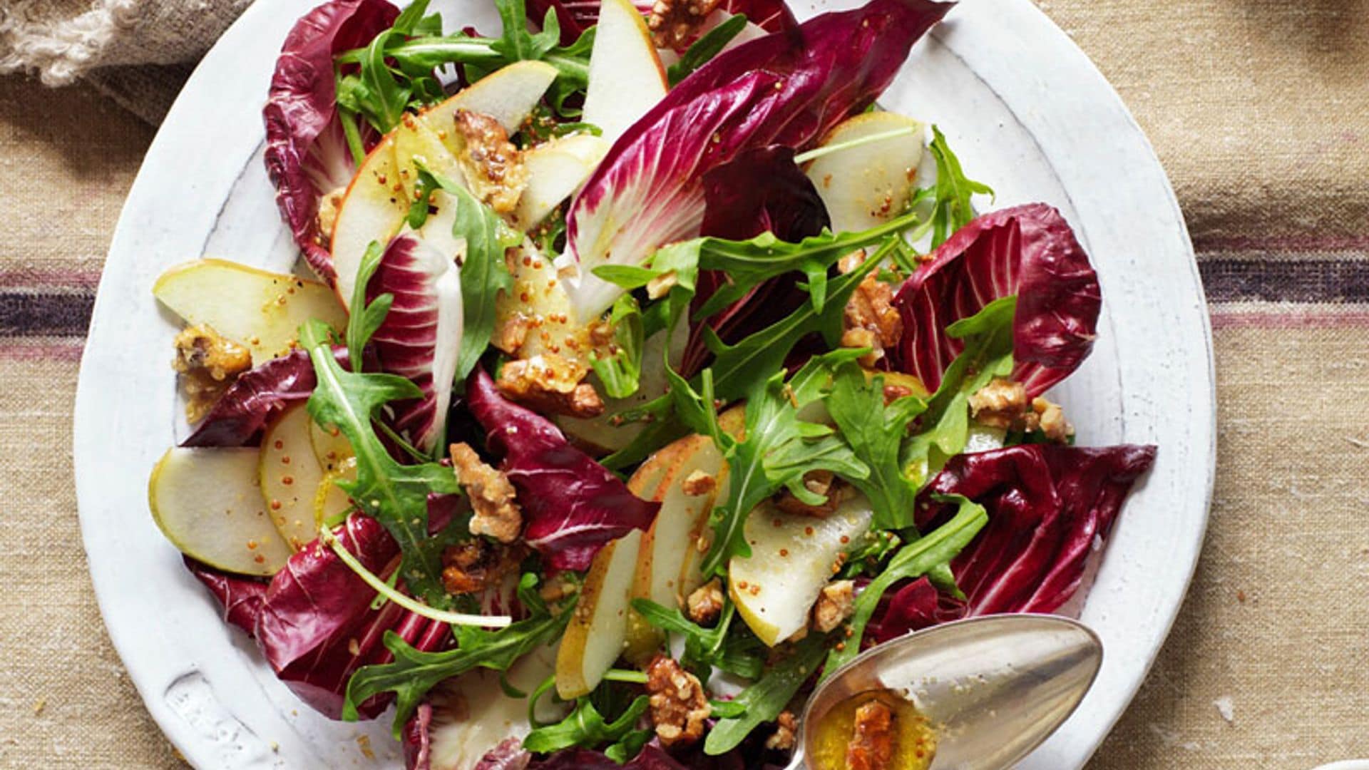 Ensalada de 'radicchio' con pera, nueces garrapiñadas y vinagreta de mostaza