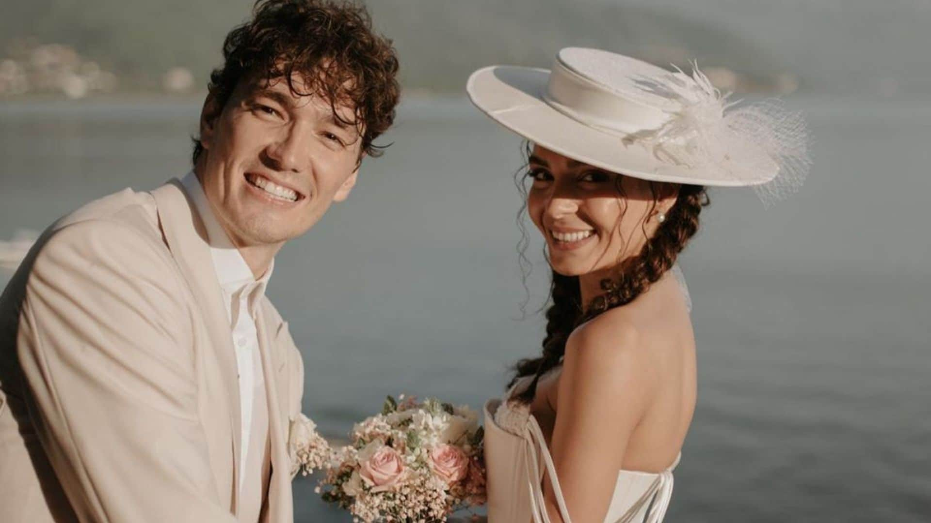 La romántica boda de Ebru Şahin ('Hercai') con el jugador de la NBA Cedi Osman en un espectacular barco en Macedonia