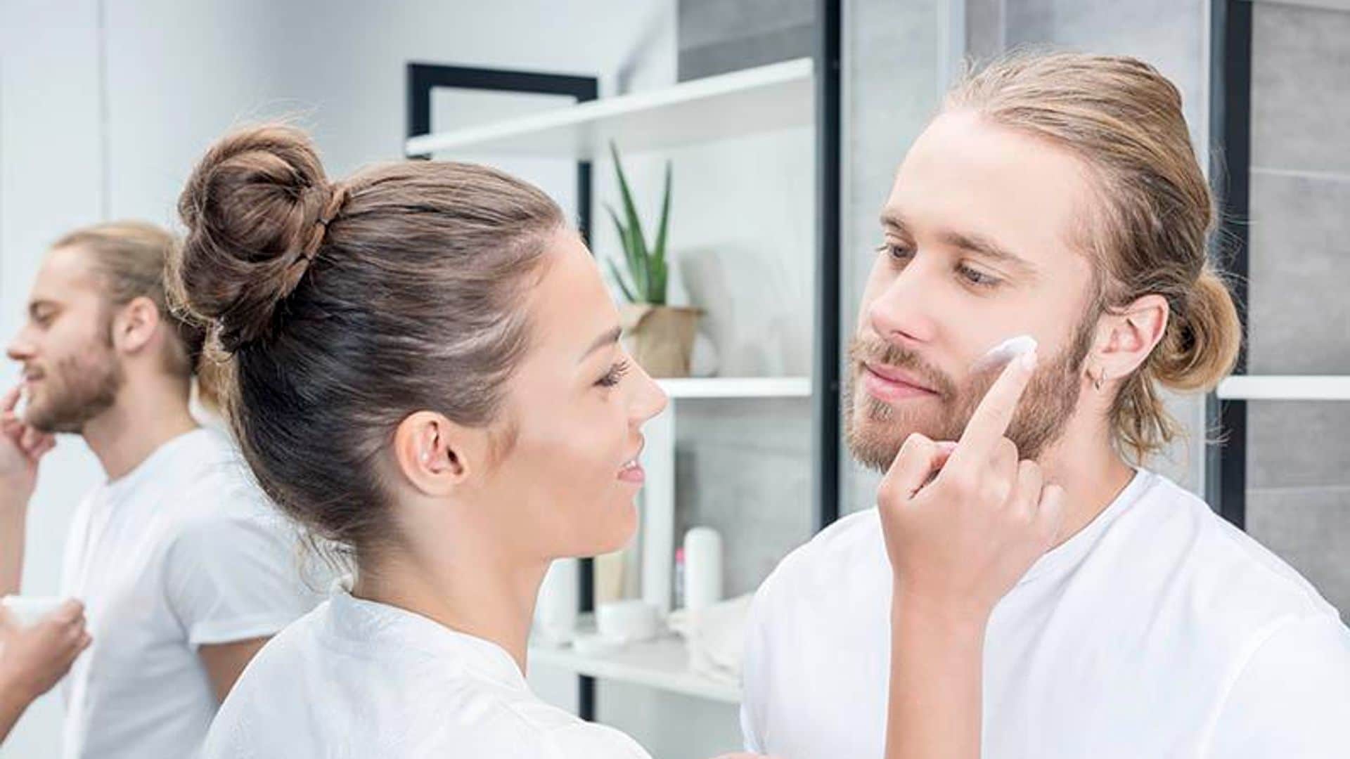 mujer aplicando crema facial a su esposo en el ba o