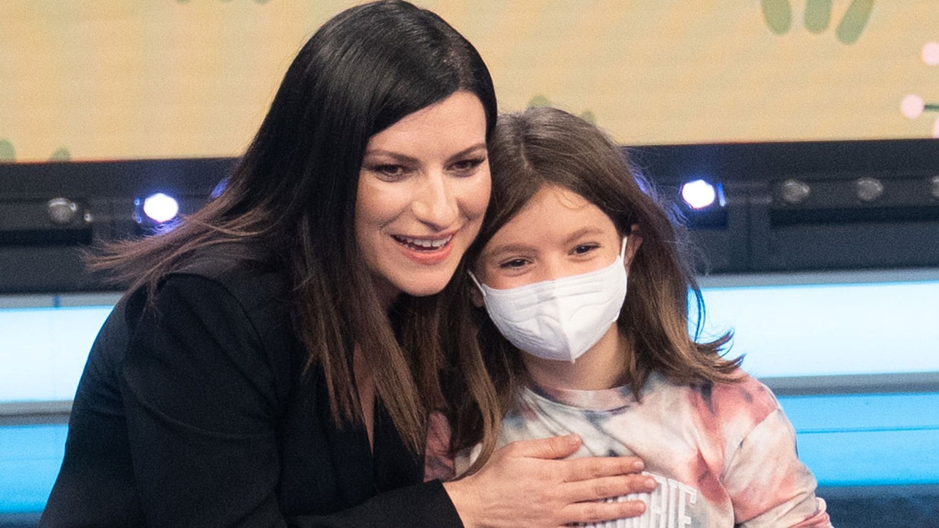 Laura Pausini presenta a su hija, Paola, de nueve años, que quiere ser actriz