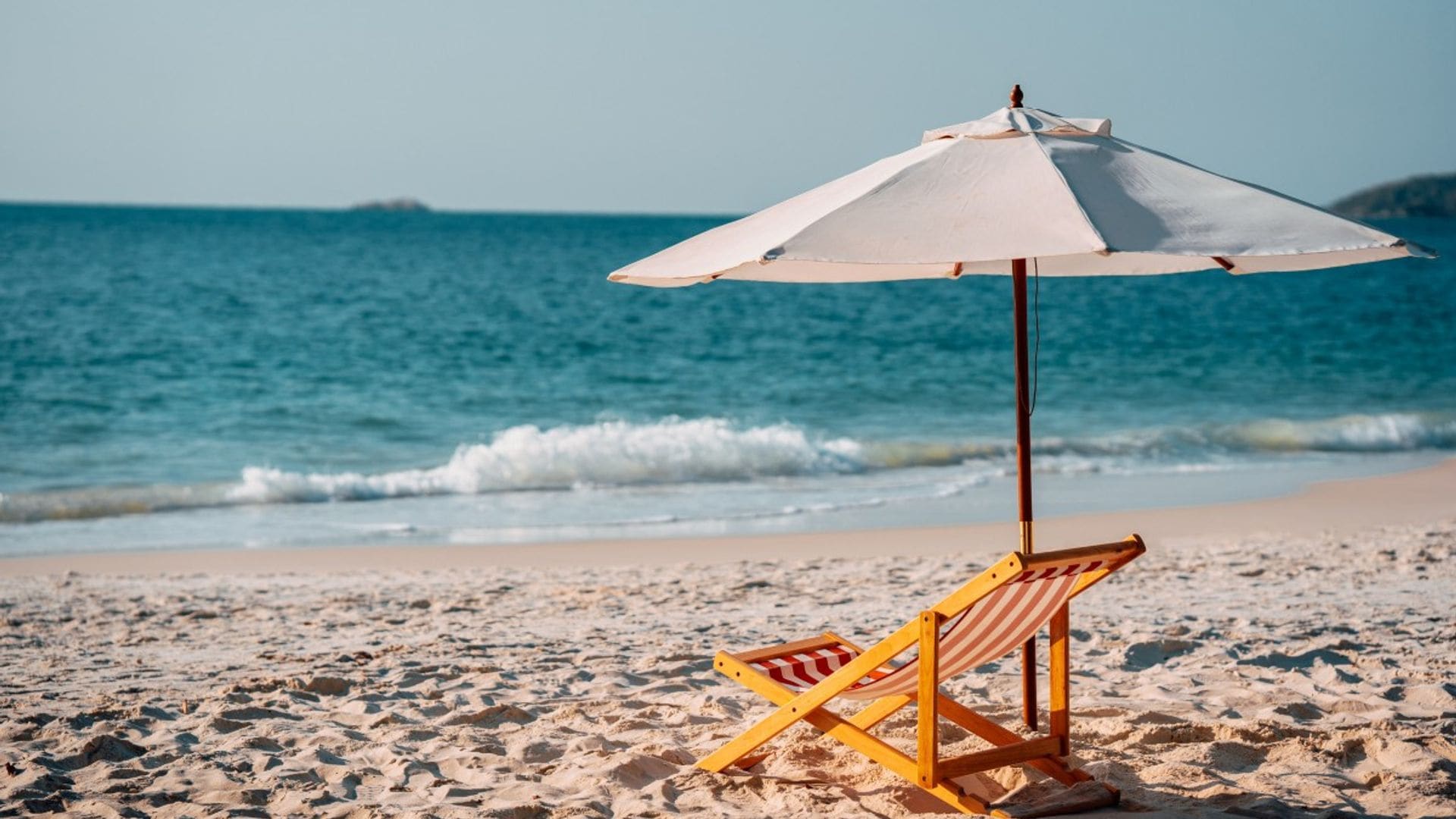 Las sombrillas de playa más bonitas para protegerte del sol con mucho estilo