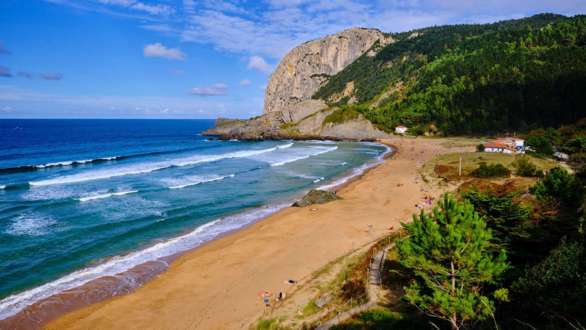 Laga, la playa salvaje que vuelve locos a los surfistas