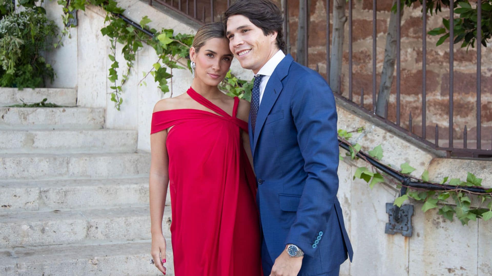 María Pombo acierta de rojo con su vestido de inspiración griega