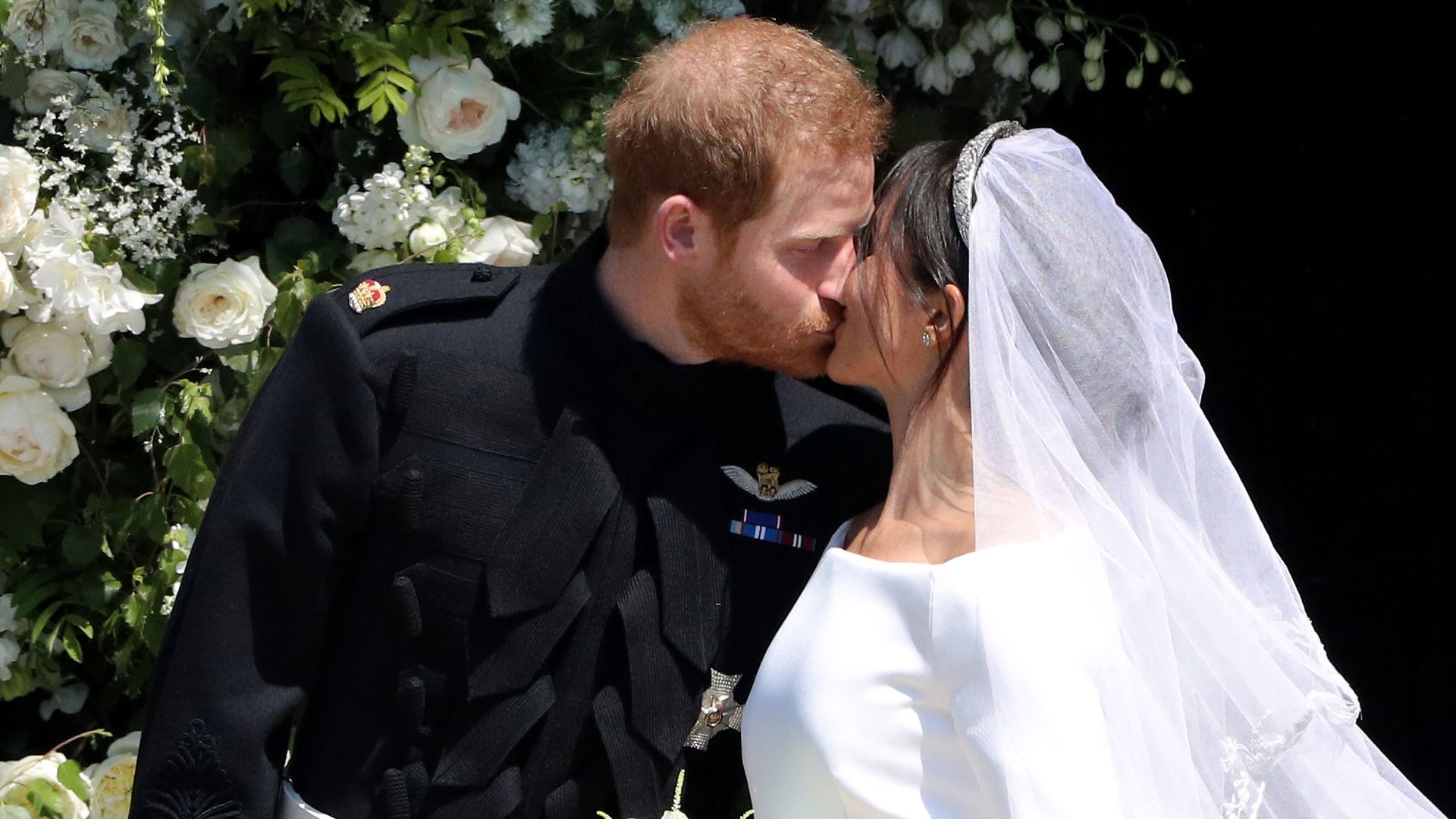 15 fotos inolvidables de las novias ‘royals’ a la salida de la iglesia