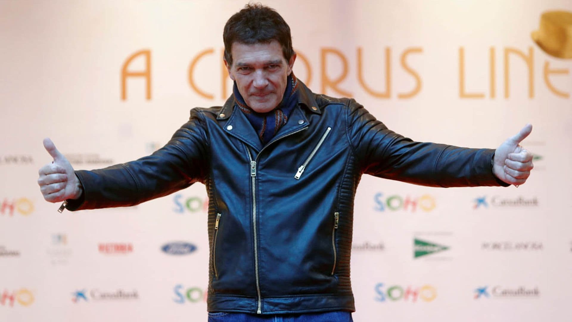 Una banda de música, pancartas y la 'troupe' Almodóvar: Así fue el estreno de Antonio Banderas en Málaga