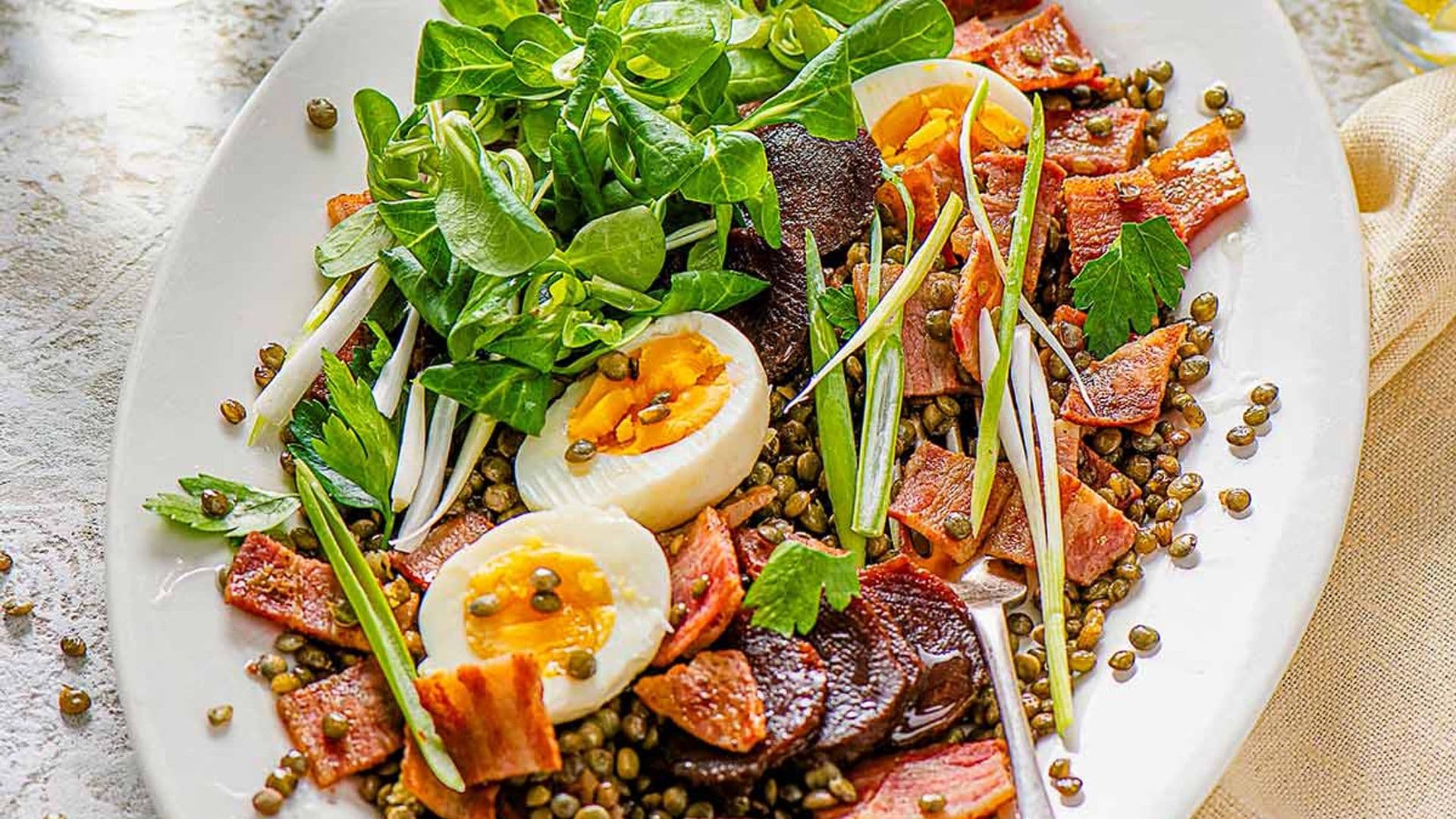 Ensalada de lentejas con bacón, remolacha y huevo