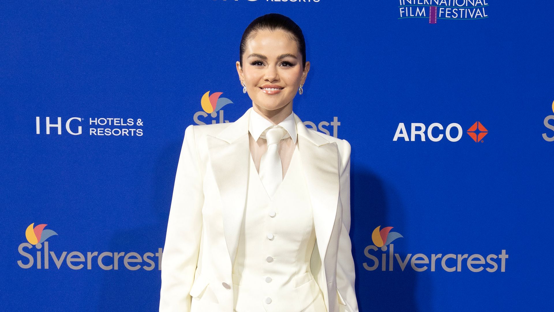 Los mejores looks del Festival de Cine de Palm Springs: del traje de chaqueta de Selena Gomez al vestido globo de Ariana Grande