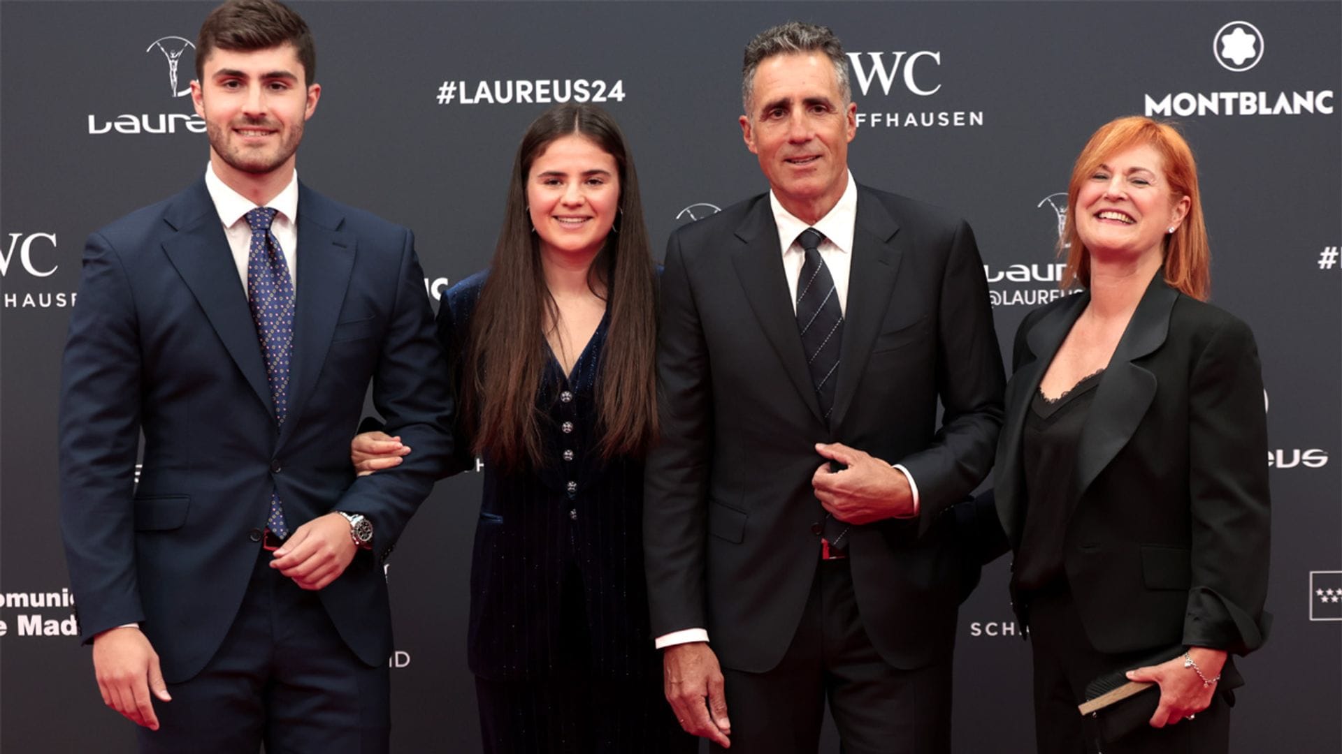 Miguel Indurain presume de familia, su mujer Marisa y sus hijos Jon y Ana, en los Oscar del deporte