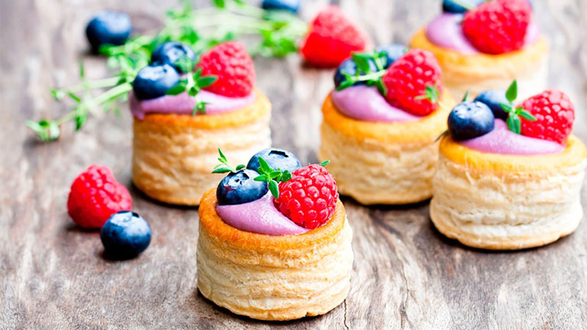 Volovanes rellenos de crema de yogur con arándanos