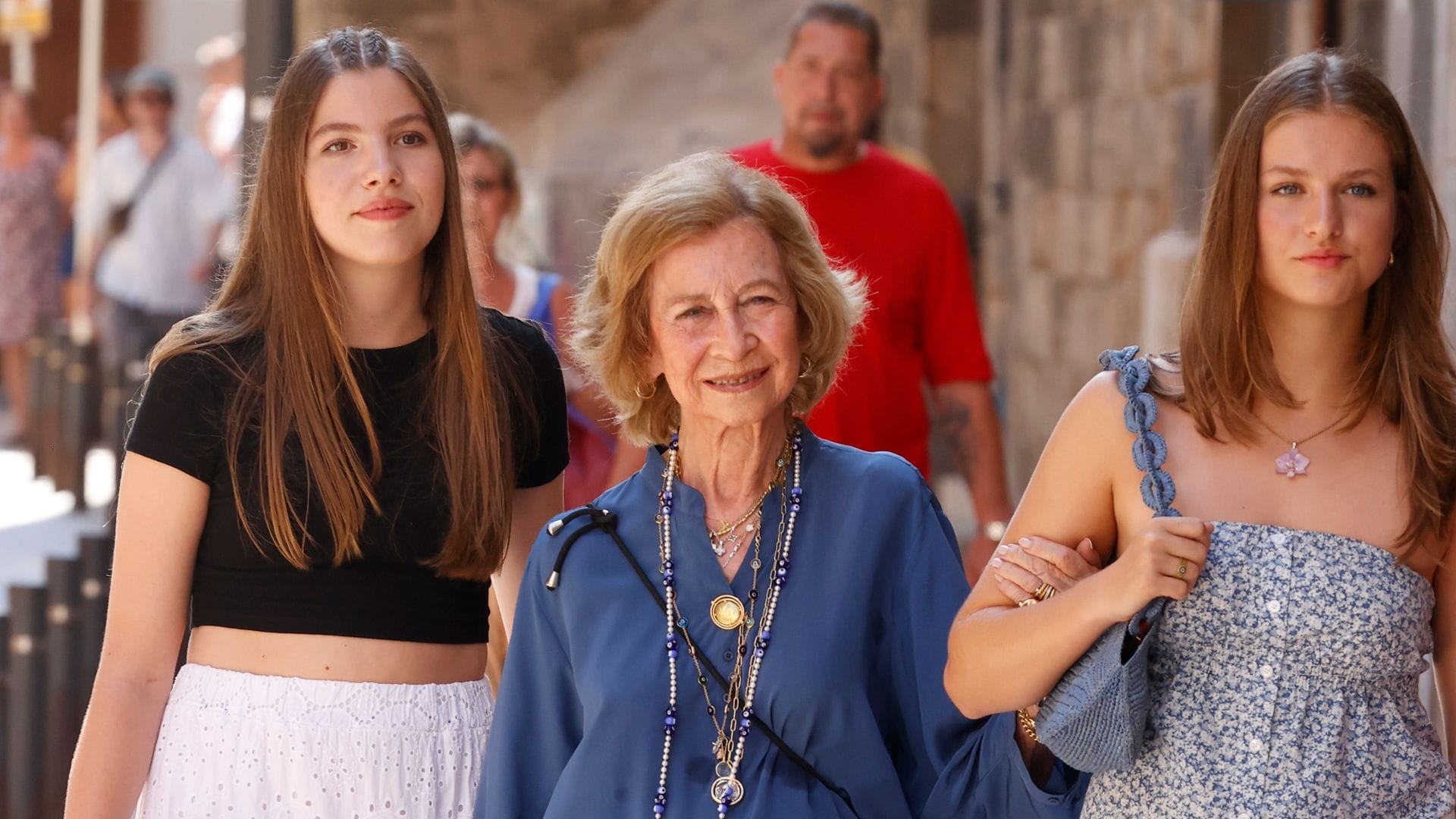 El truco de estilo que ha conectado los looks de Sofía y Leonor con el de su abuela, la reina Sofía