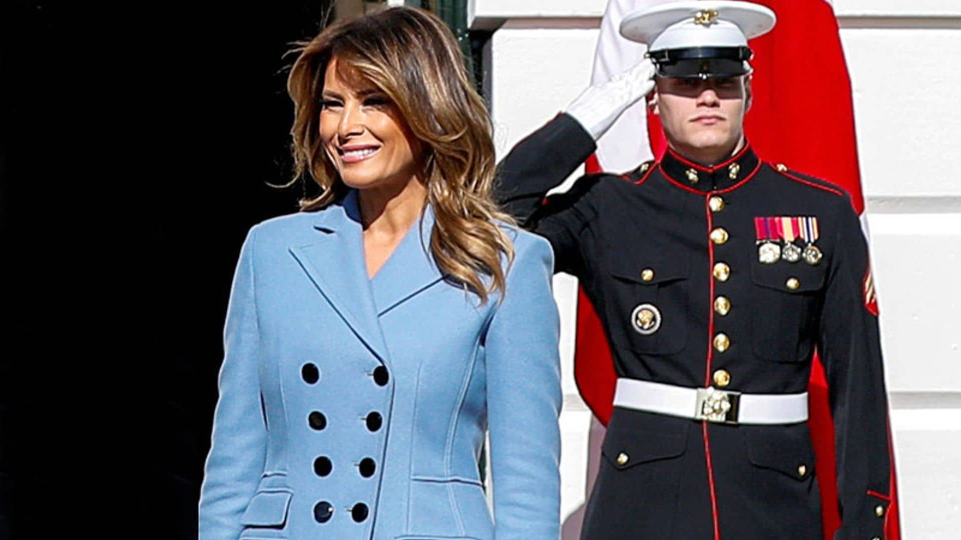 Melania Trump vuelve a conectar con las 'royals' británicas gracias a su nuevo (y lujoso) abrigo