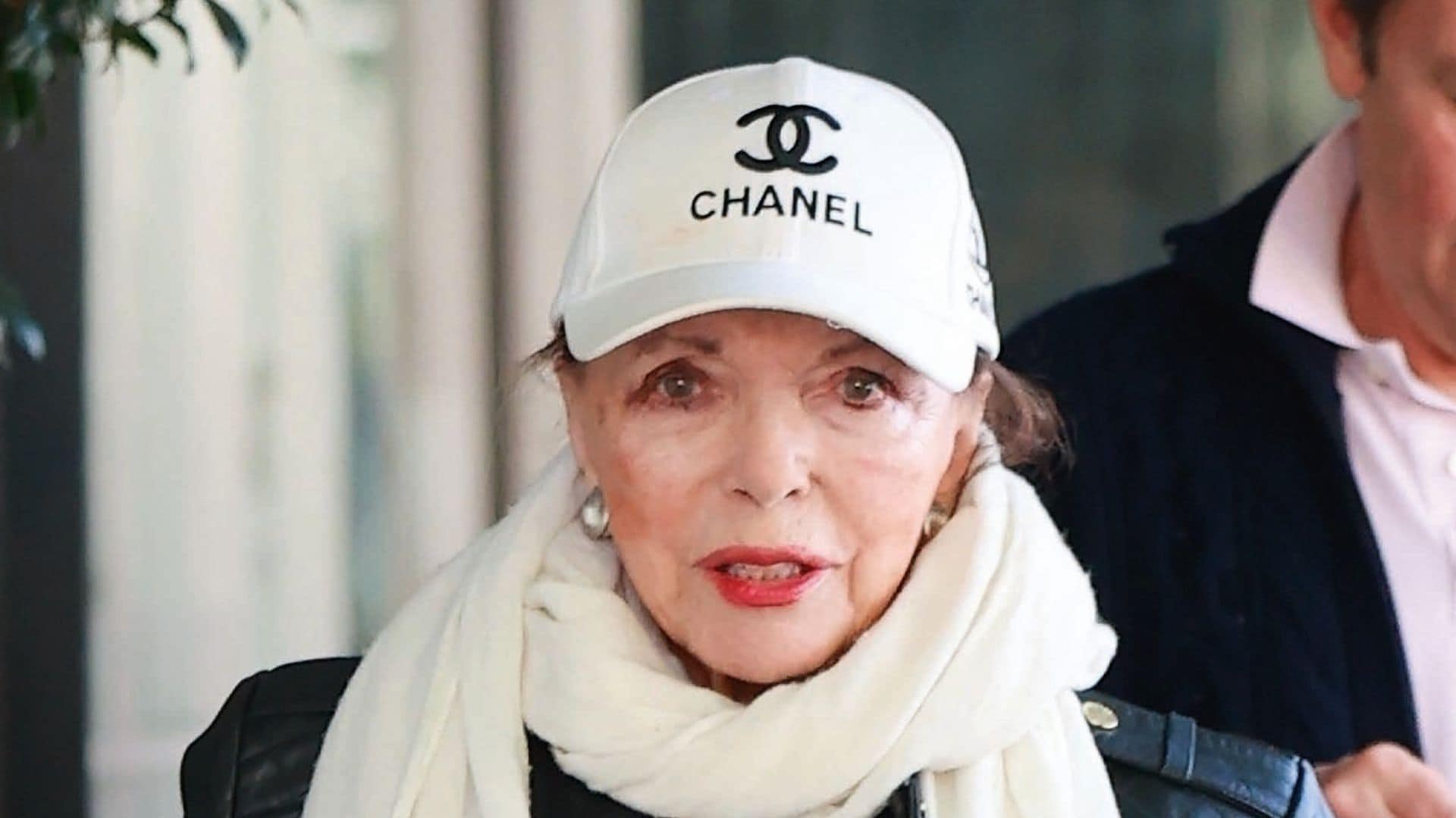 Joan Collins demuestra que es una 'teenager' de 92 años en su última salida