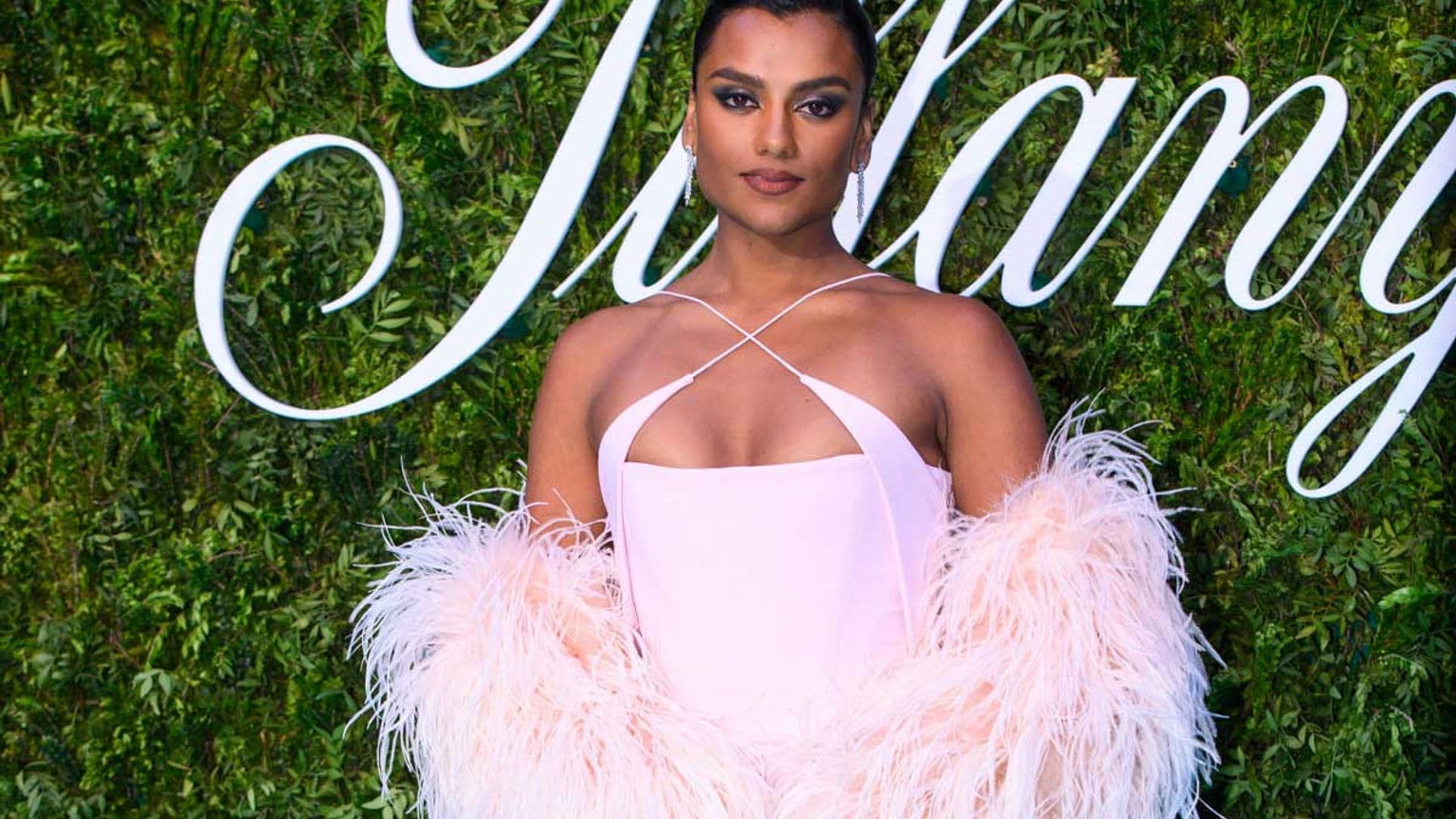 El vestido de diva de Simone Ashley tiene el escote ideal para chicas que no quieren palabra de honor