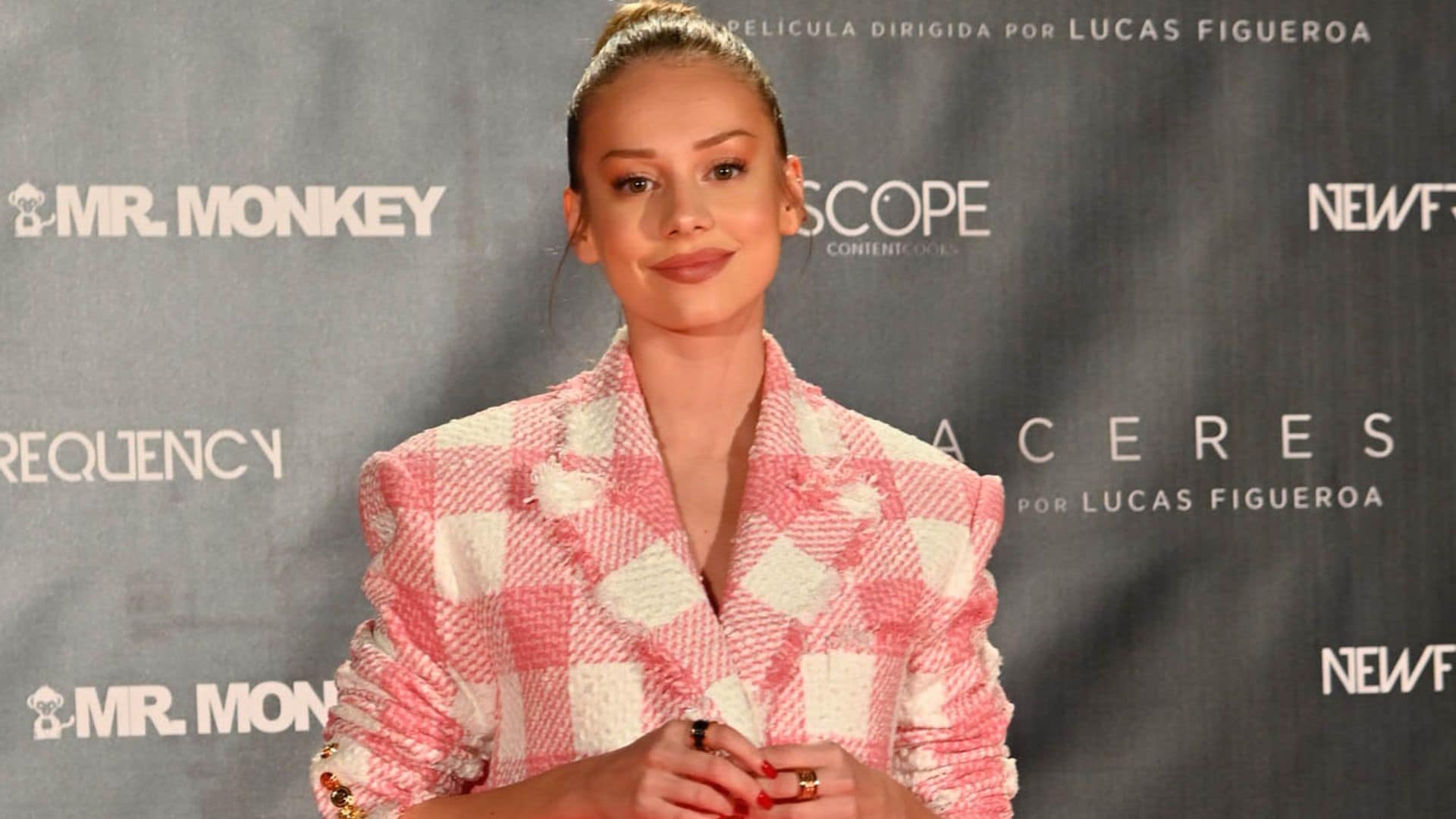 Ester Expósito recupera el vestido-blazer que querrás sí o sí en tu armario