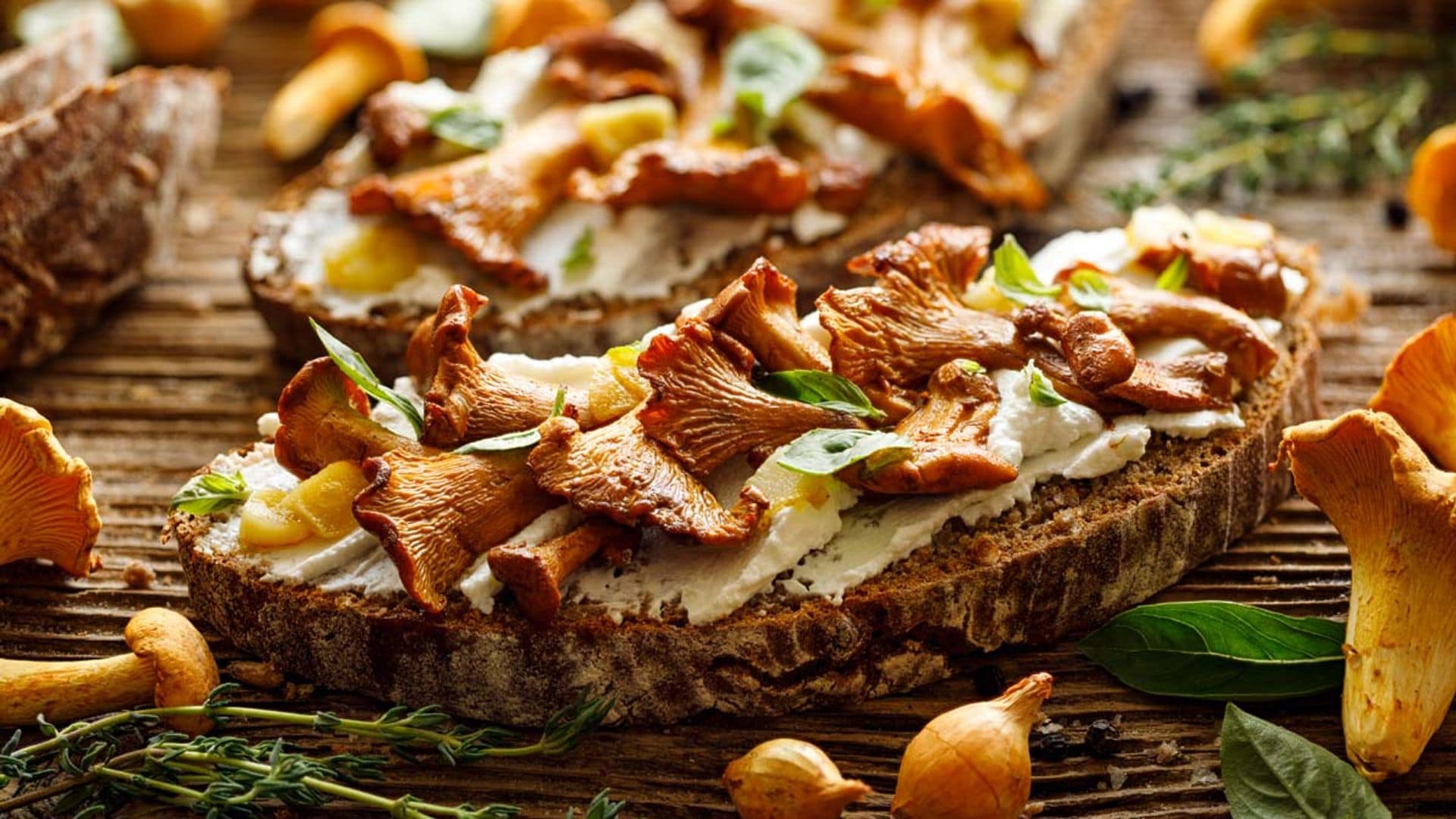 Tosta de rebozuelos con chalota y queso de cabra