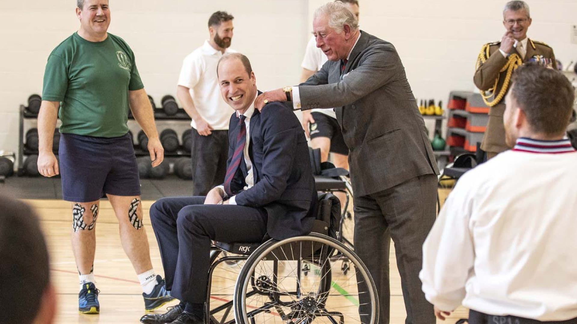 ¡Canasta! El príncipe Guillermo juega al baloncesto en silla de ruedas con la ayuda de su padre