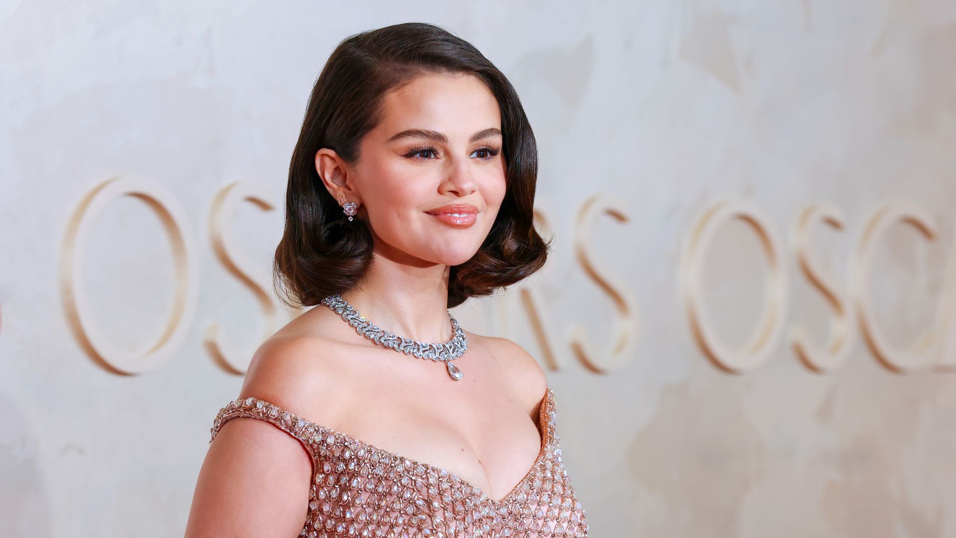 Las tendencias 'beauty' de Selena Gomez en los Oscar: pelo corto 'glam', maquillaje natural y manicura melocotón