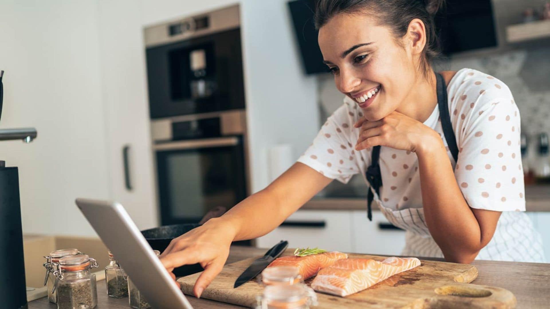 chica cocina salmon