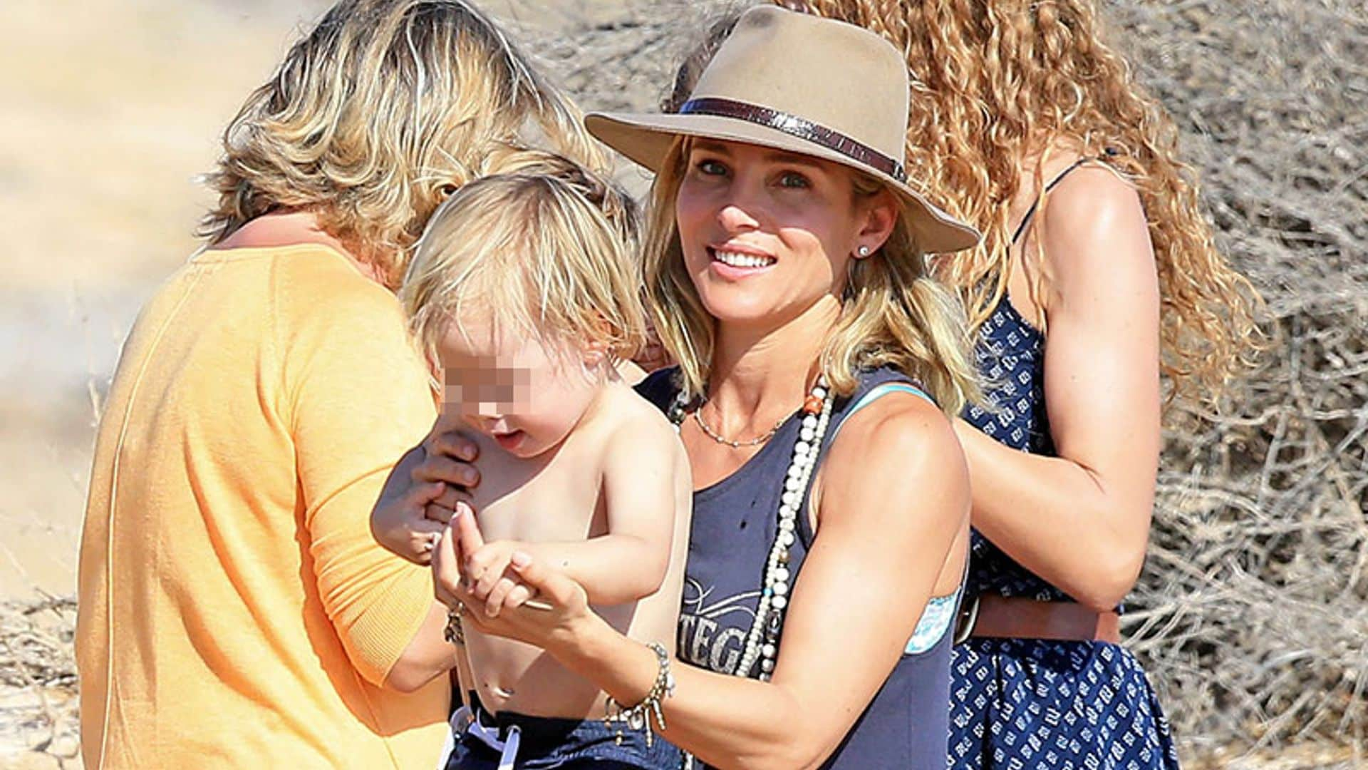 El chapuzón de Elsa Pataky con su hijo en la playa de San Sebastián