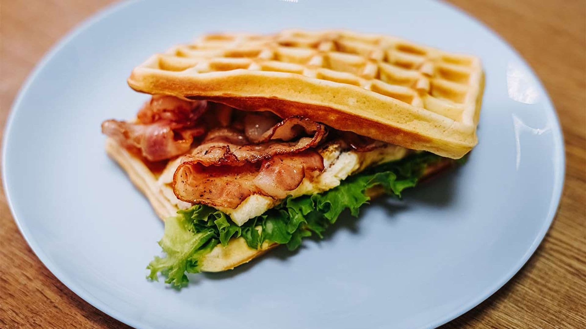 Sándwich de gofres con tortilla de queso y beicon