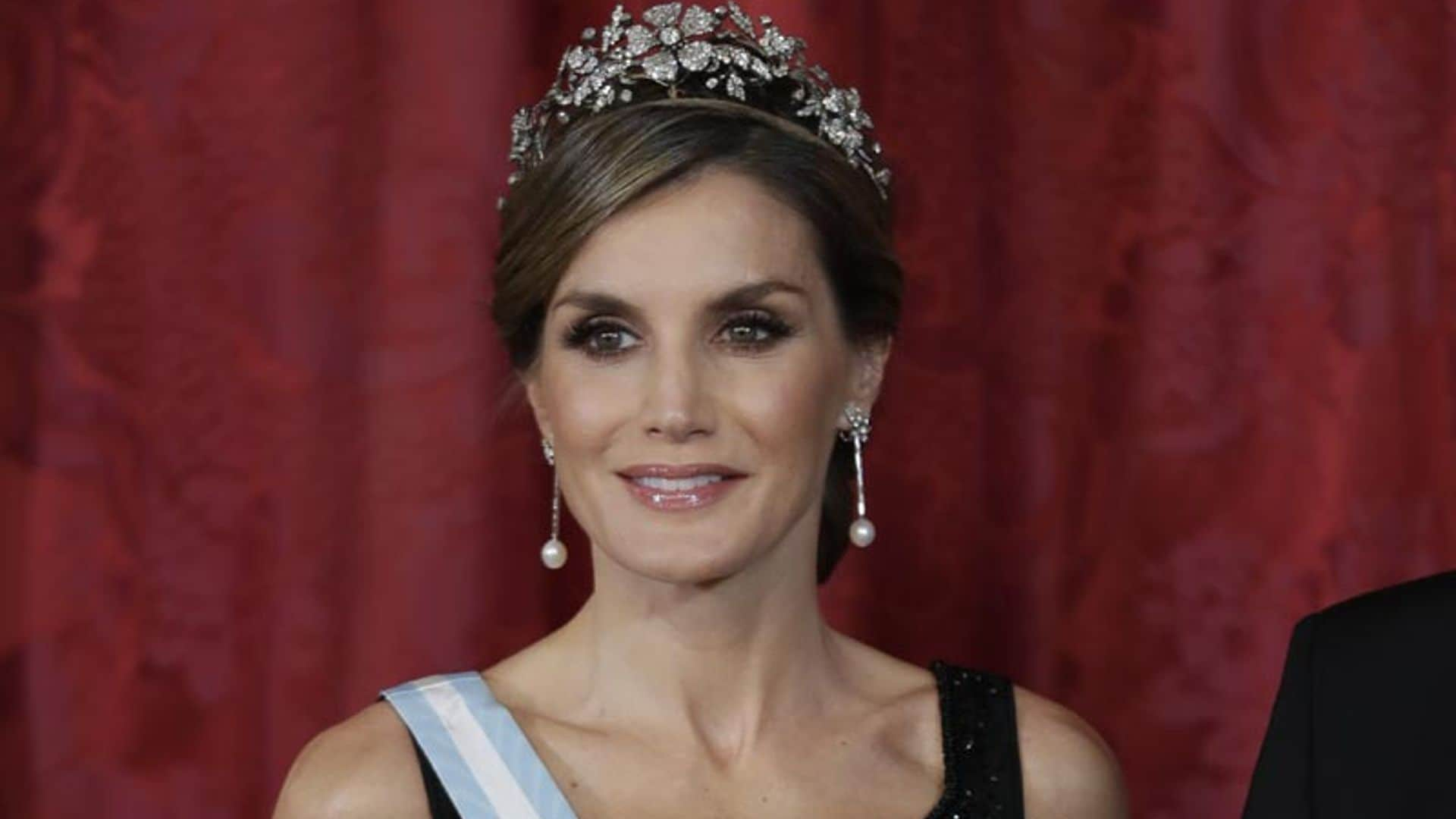 Un Caprile icónico y su diadema favorita, la imagen más 'royal' de la reina Letizia