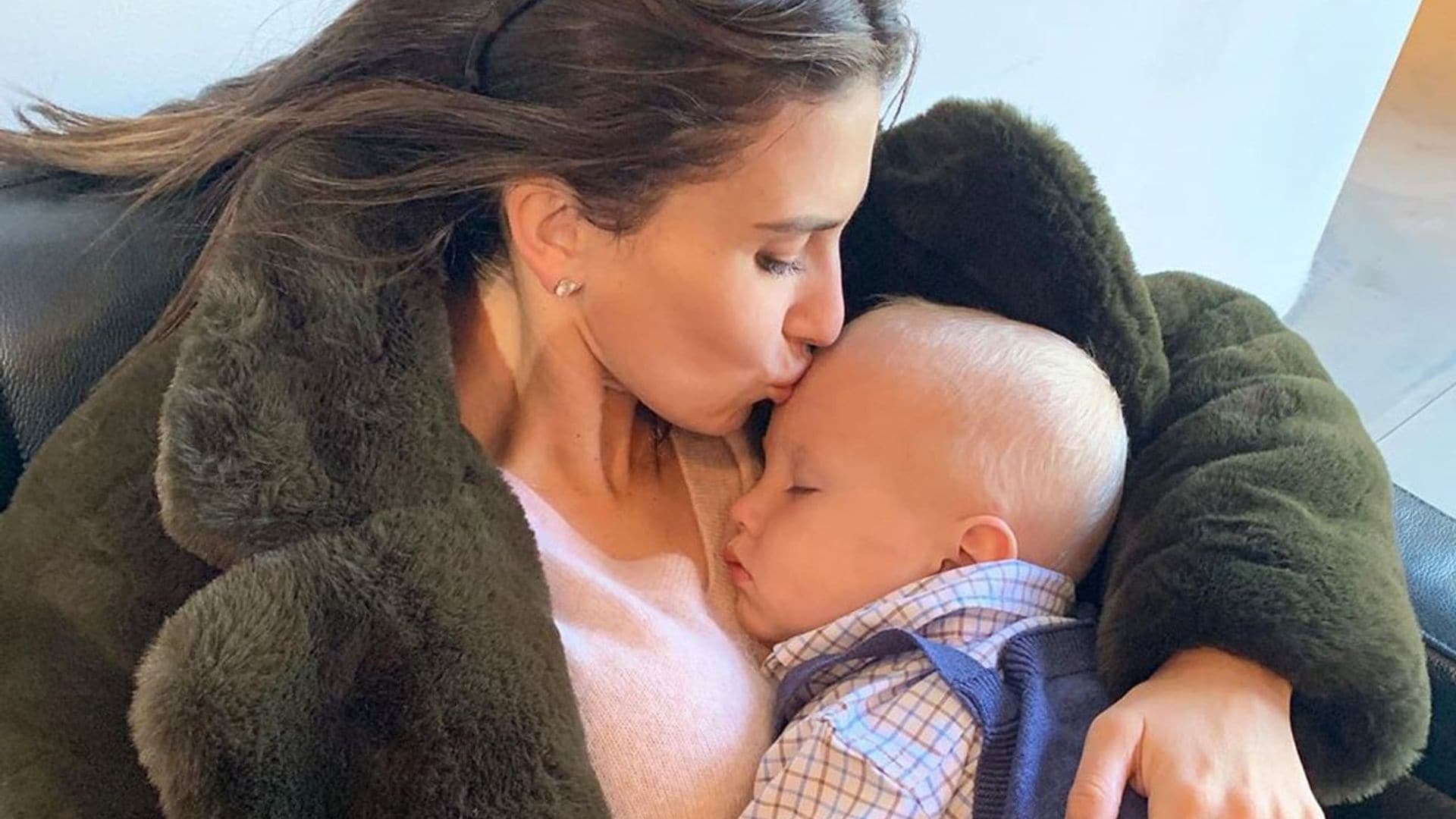 Todos hemos sido el bebé de Hilaria Baldwin la primera vez que vimos nevar