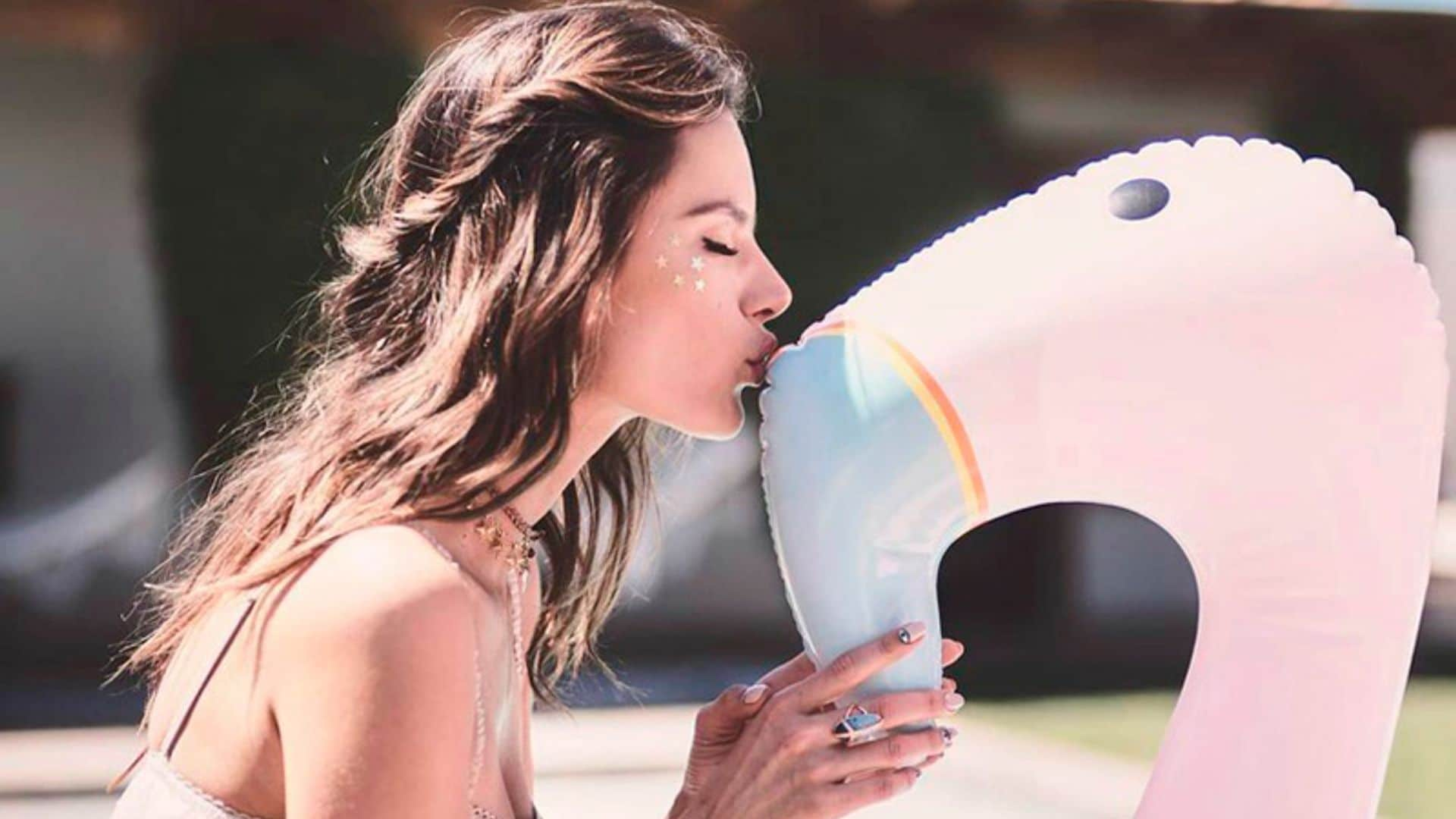 ¡Adiós bikinis! Las colchonetas de piscina vuelven a reinar en Instagram