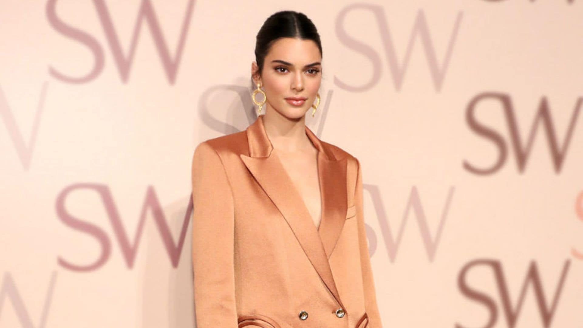 El truco fácil de Kendall Jenner con el que alargar aun más la silueta