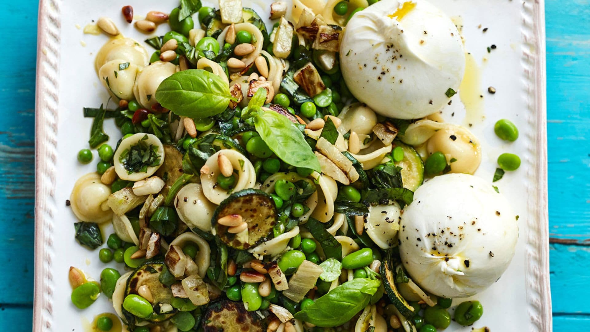 Ensalada de pasta con calabacín y burrata