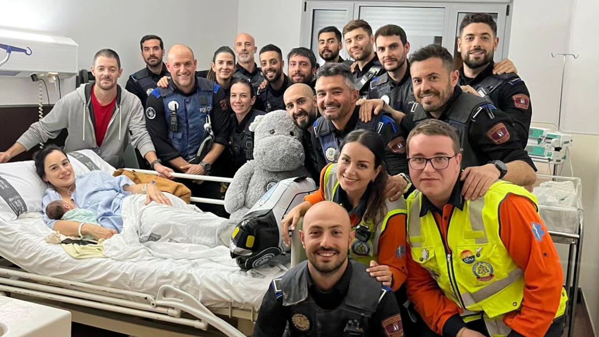 El emotivo encuentro entre los sanitarios y la mujer que escoltaron a punto de dar a luz en medio de la DANA