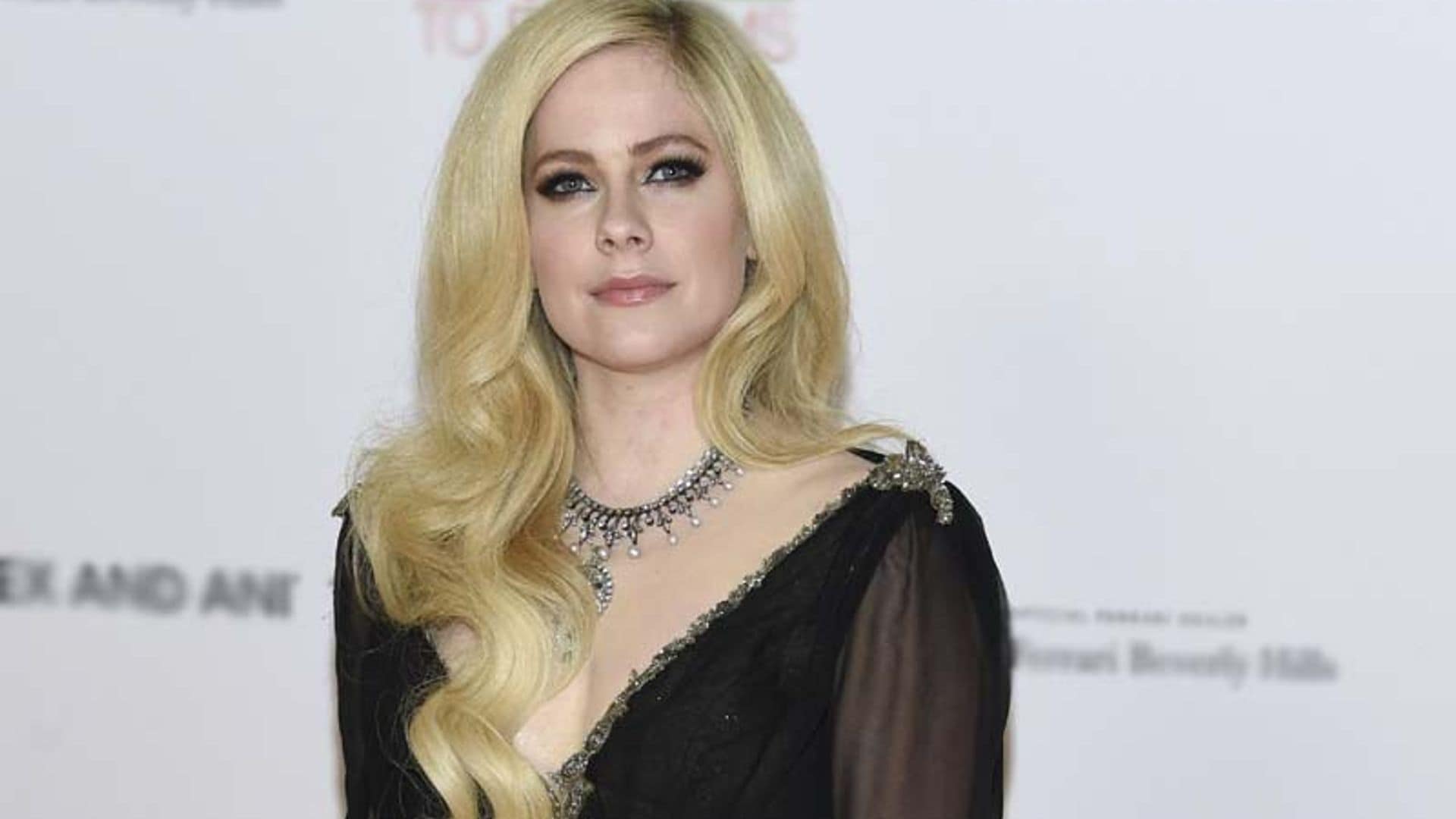 Avril Lavigne se enamora de un billonario egipcio y deja atrás su lado más rebelde