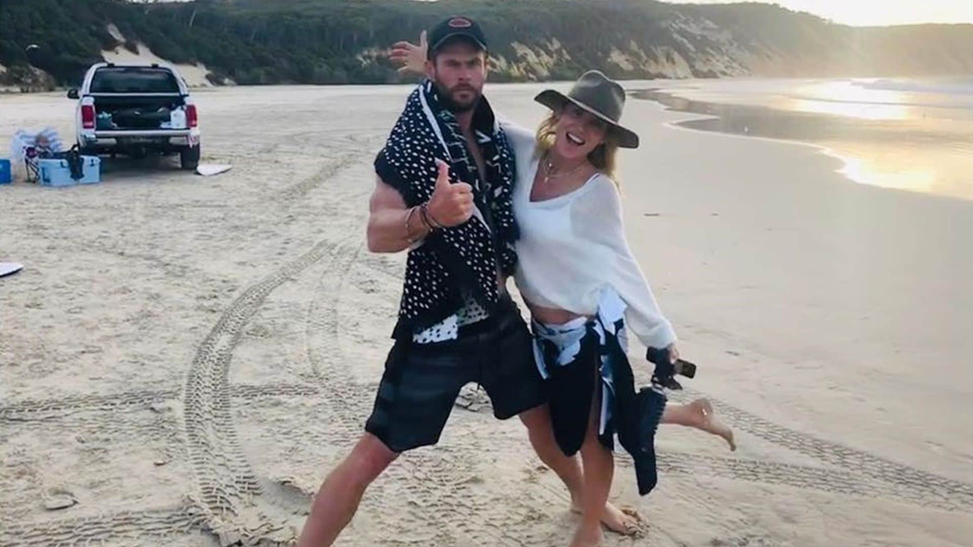 Elsa Pataky y Chris Hemsworth, surf y picnic en la playa con una medusa como invitada